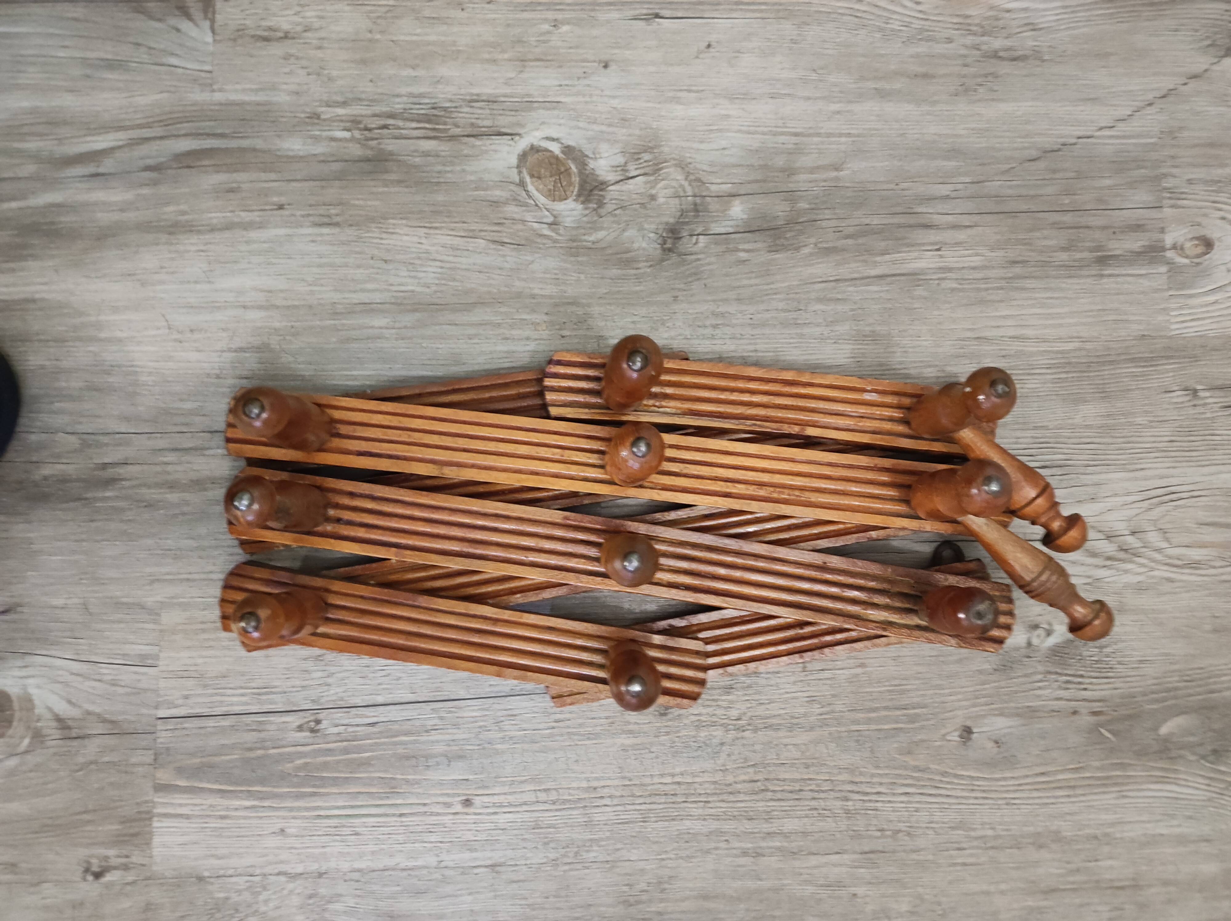 Wall-mounted cloakroom coat racks hooks wood extendable accordion