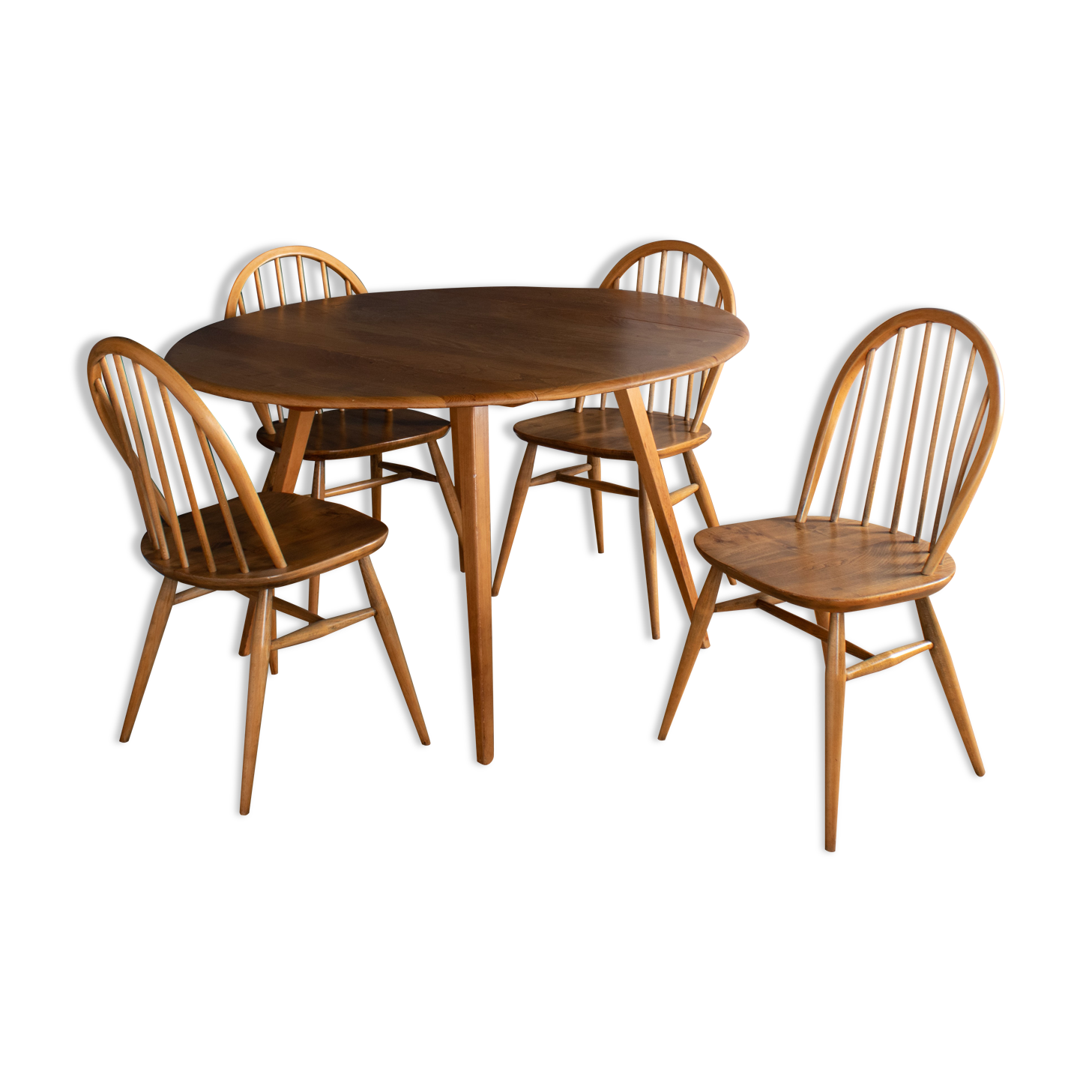 Table à manger ronde 384  et quatre fauteuils 370 Windsor