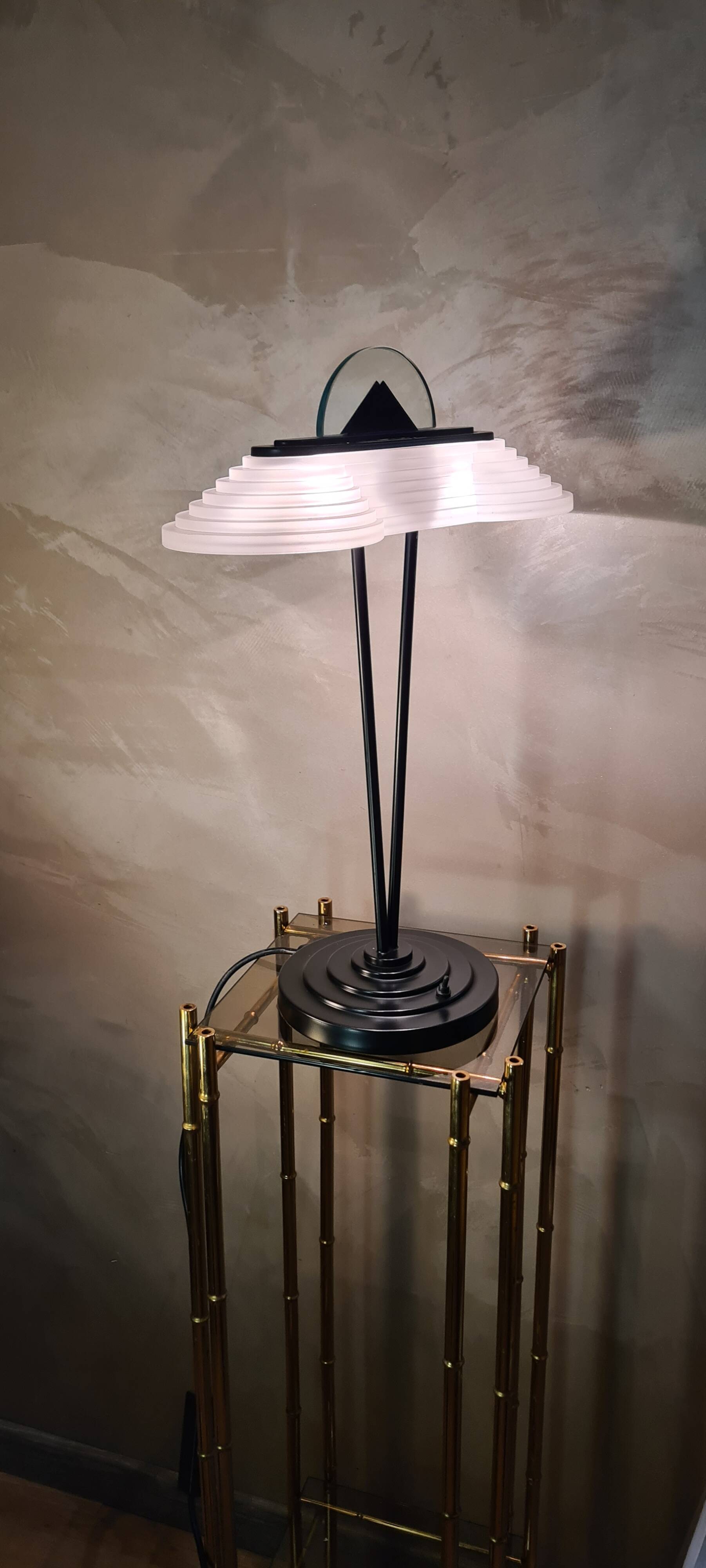 Memphis stijl milan style desk lamp, art nouveau molded glass 1970 to 80