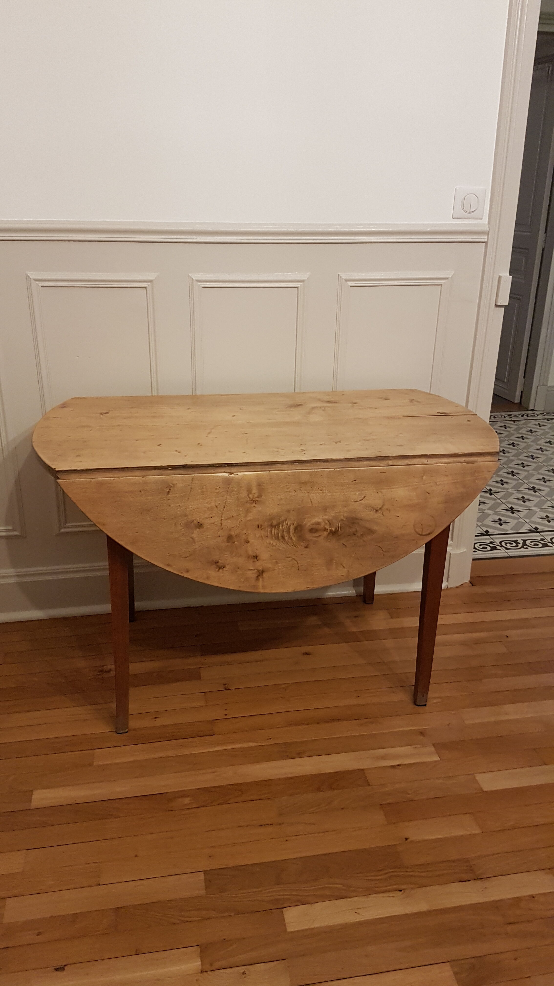 Round table with flaps