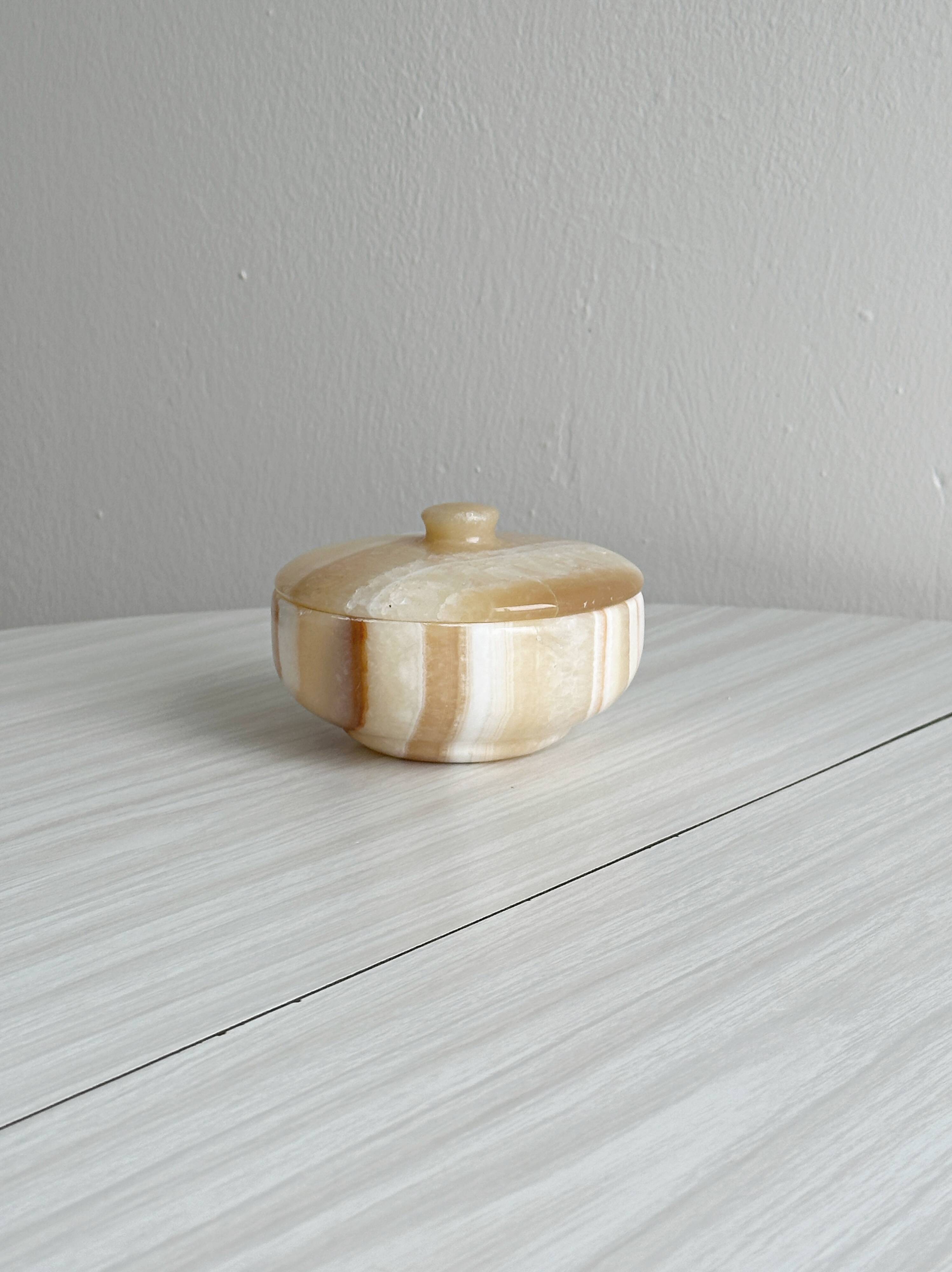 Bowl, alabaster pocket bowl with lid