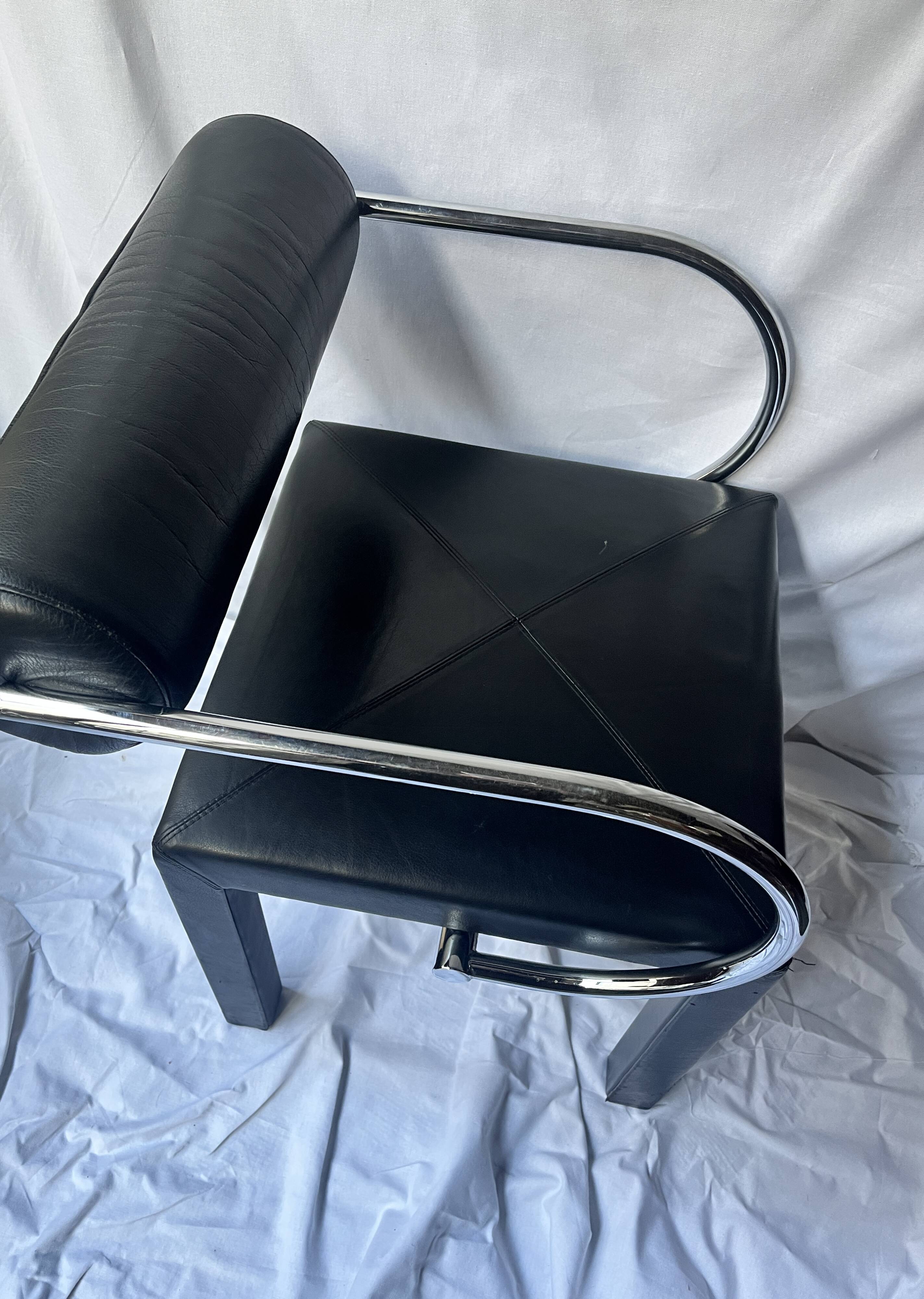 Paire de fauteuil métal et cuir noir "Arconda" par Paolo Piva pour B&B Italia, Italie design 1980