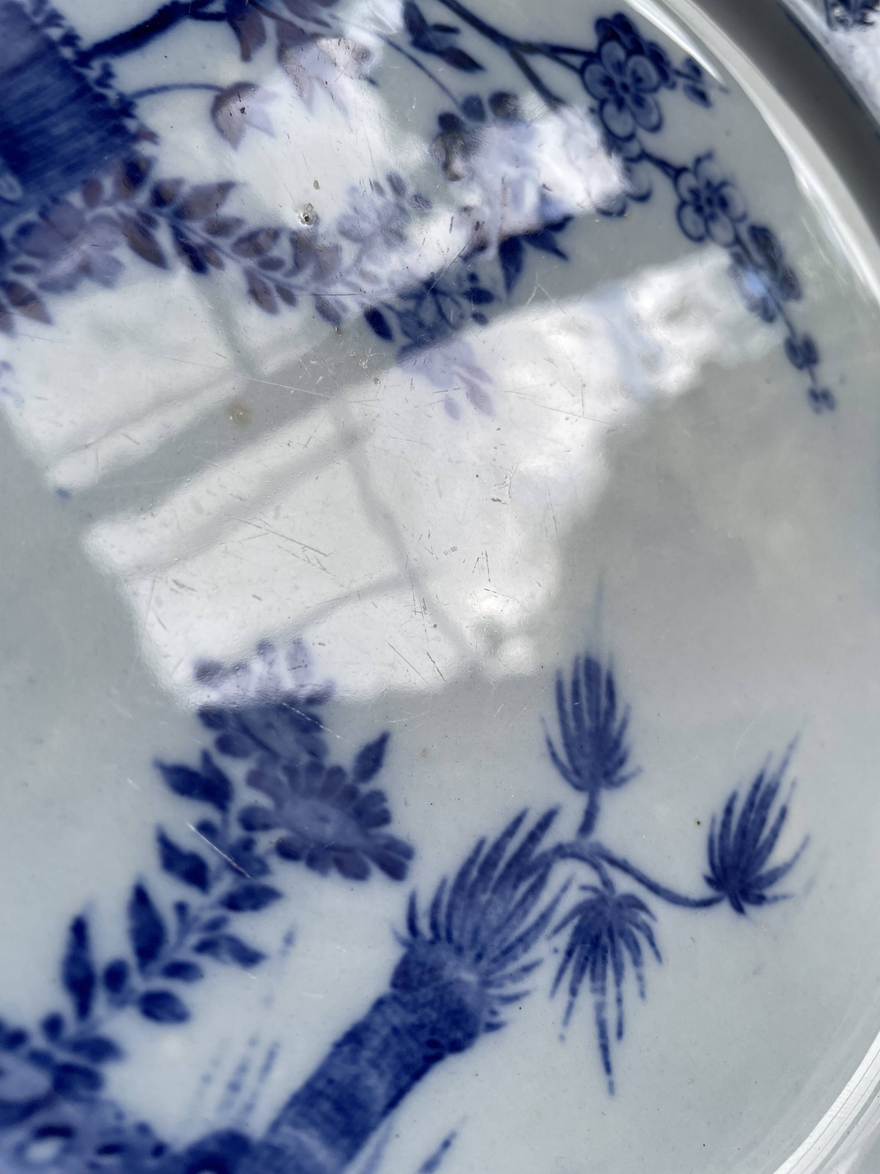 Assiette sur piédouche en faïence bleue et blanche Creil & Montereau, service "Japon", XIXème siècle