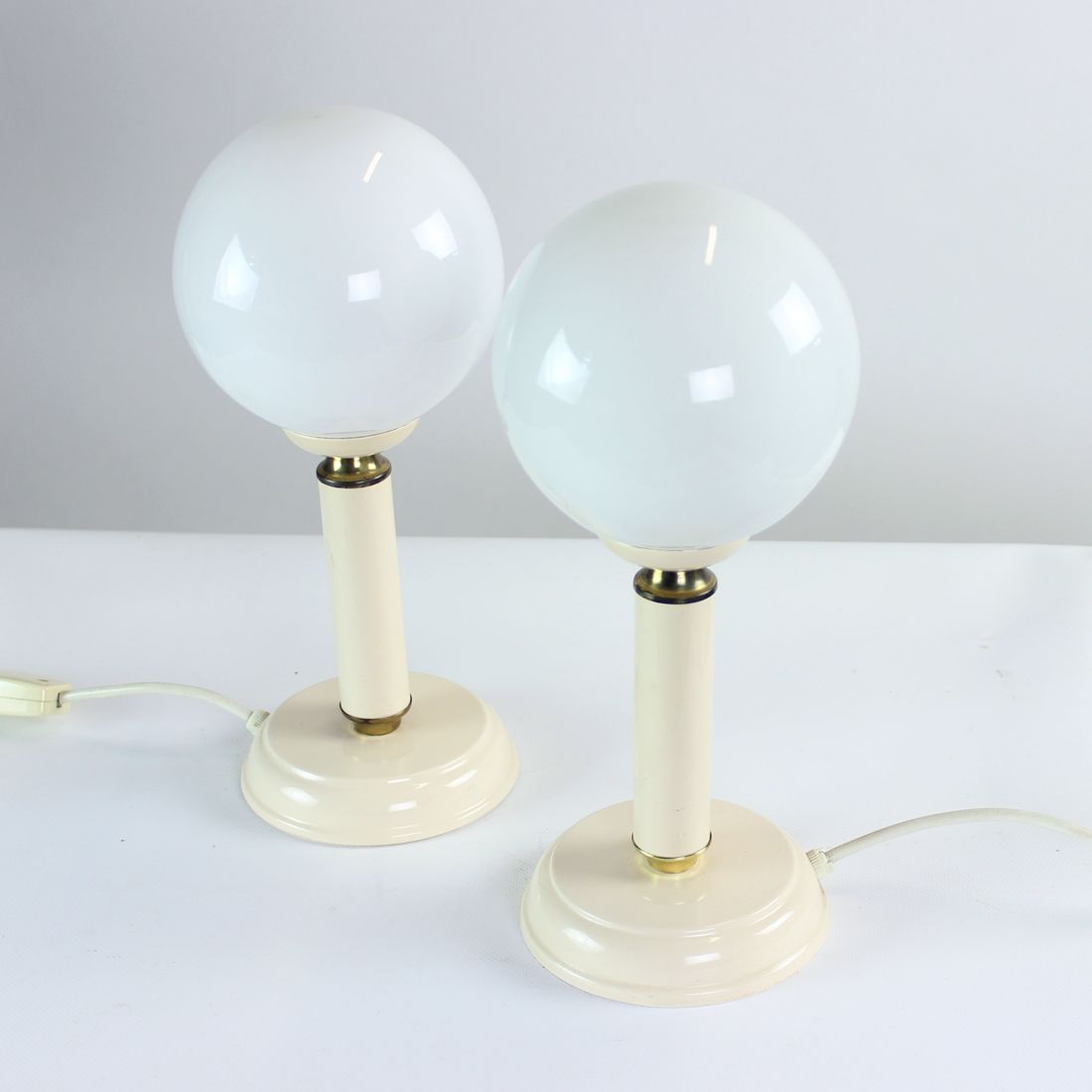 Paire de lampes en verre opalin, Tchécoslovaquie années 1970