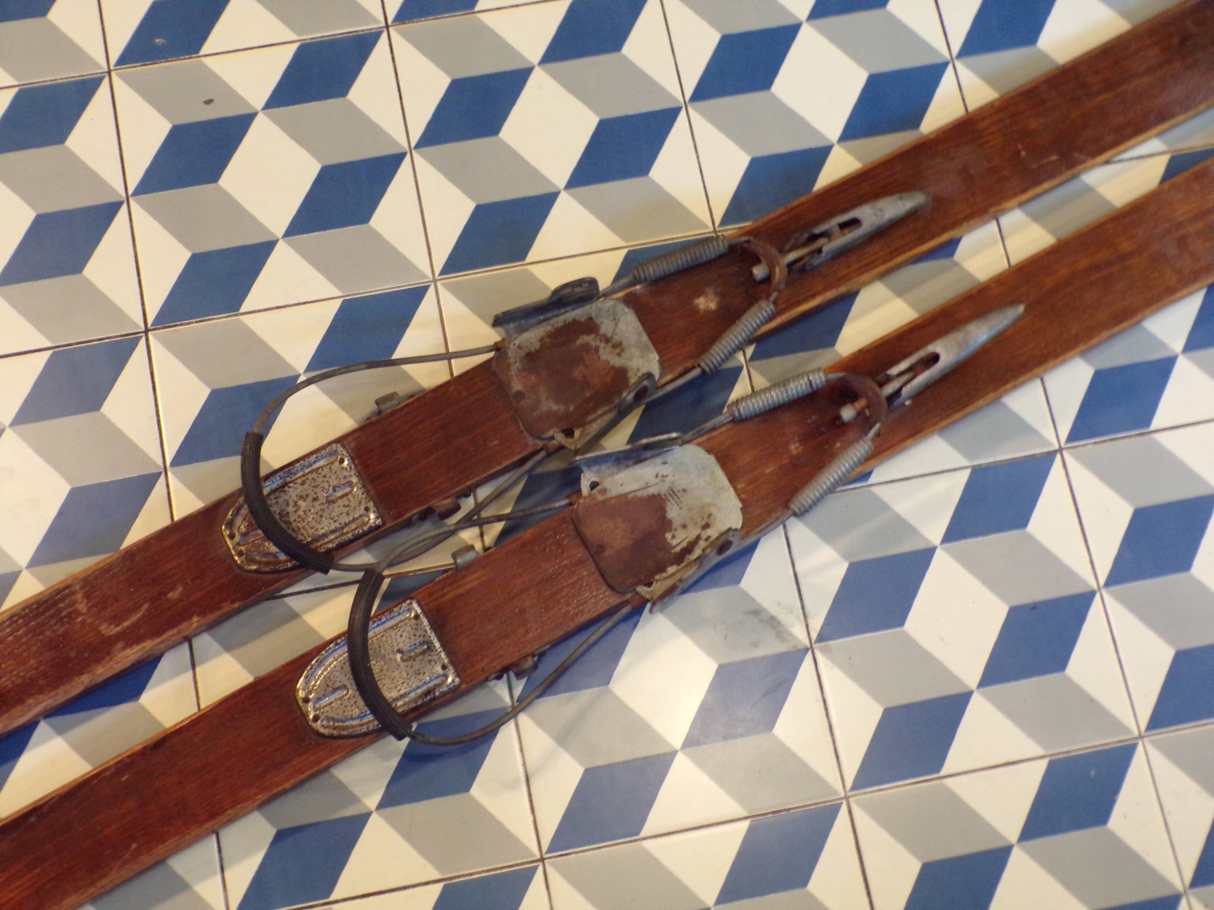 Pair of vintage wooden skis L=203