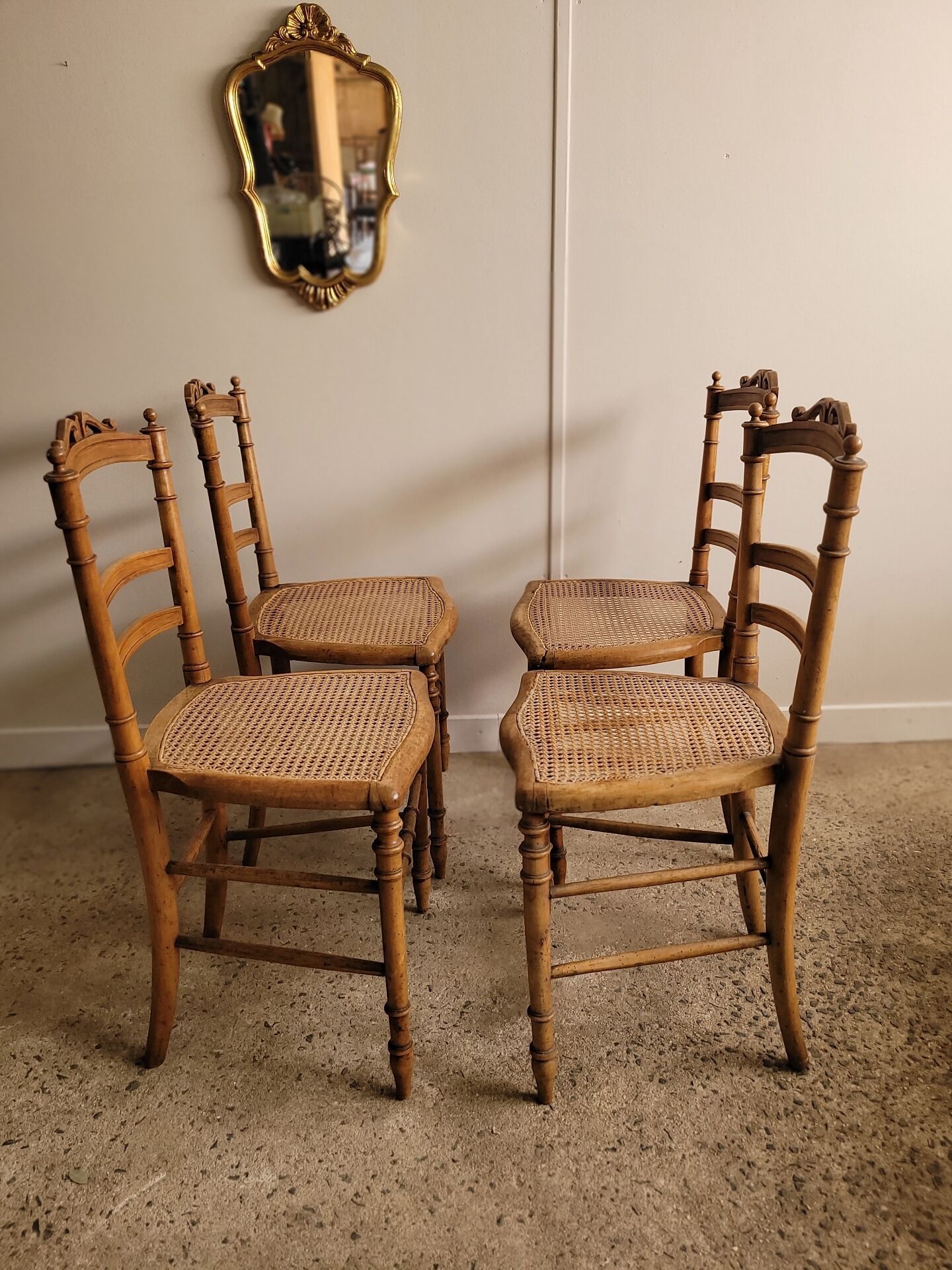 Lot de 4 chaises volantes Louis XVI