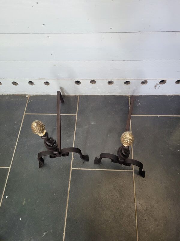 Ancienne paire de chenets en fer forgé avec pomme de pin en laiton