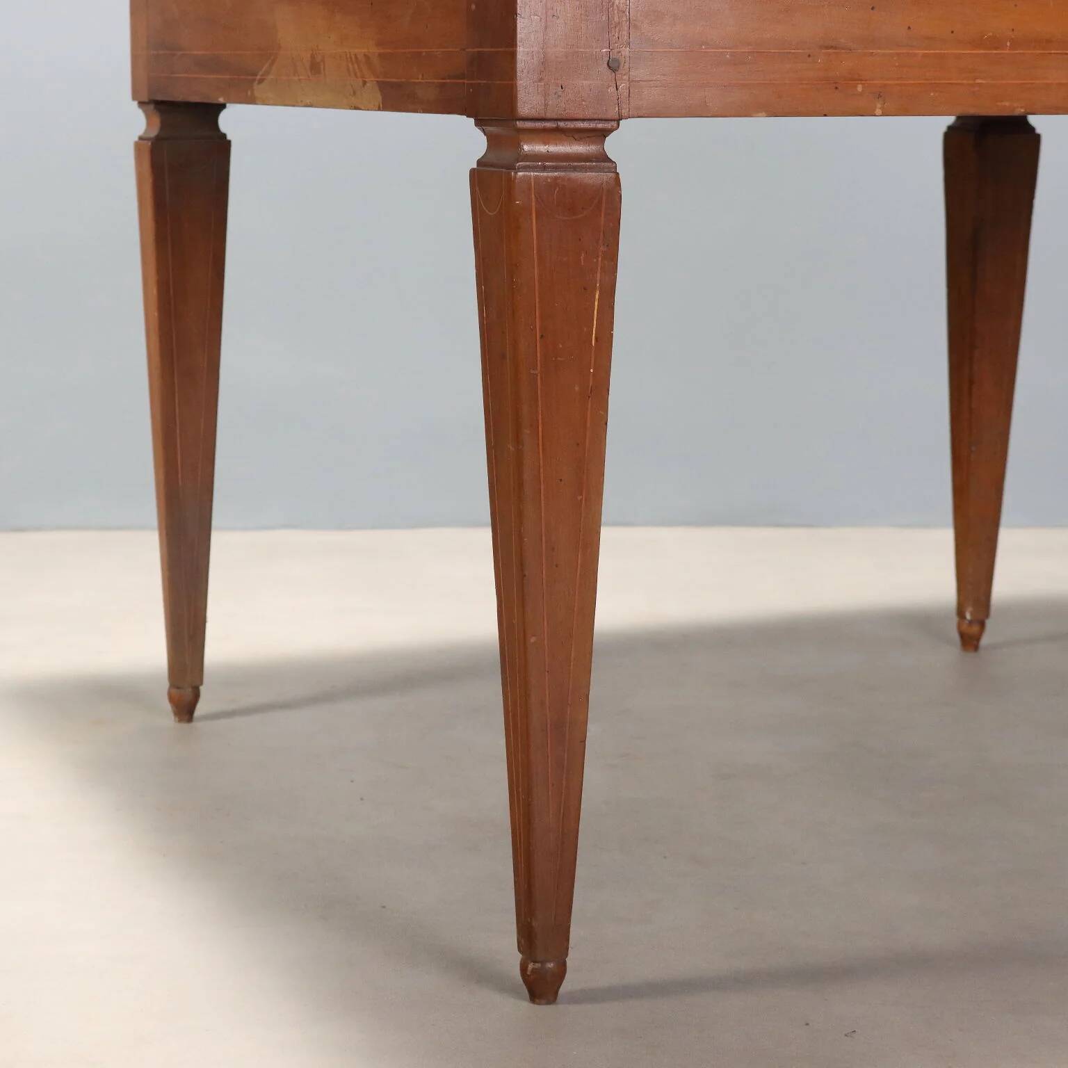 Antique Directoire table in walnut and cherry, Italy, 19th century.
