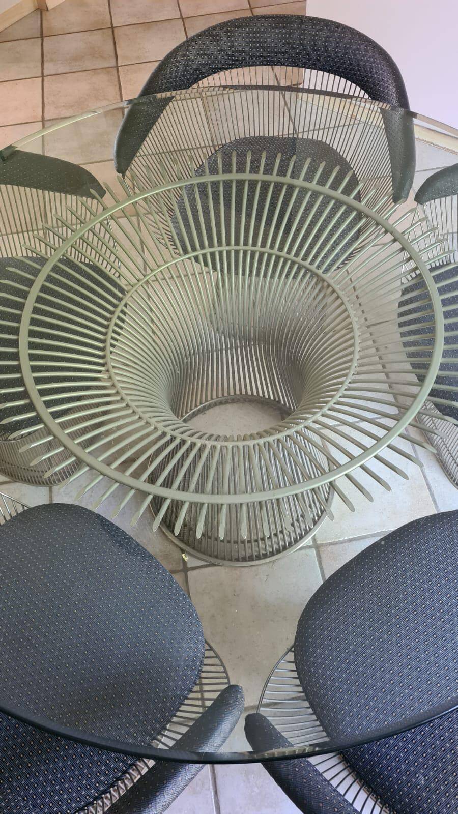 Warren Platner table with its 5 chairs.