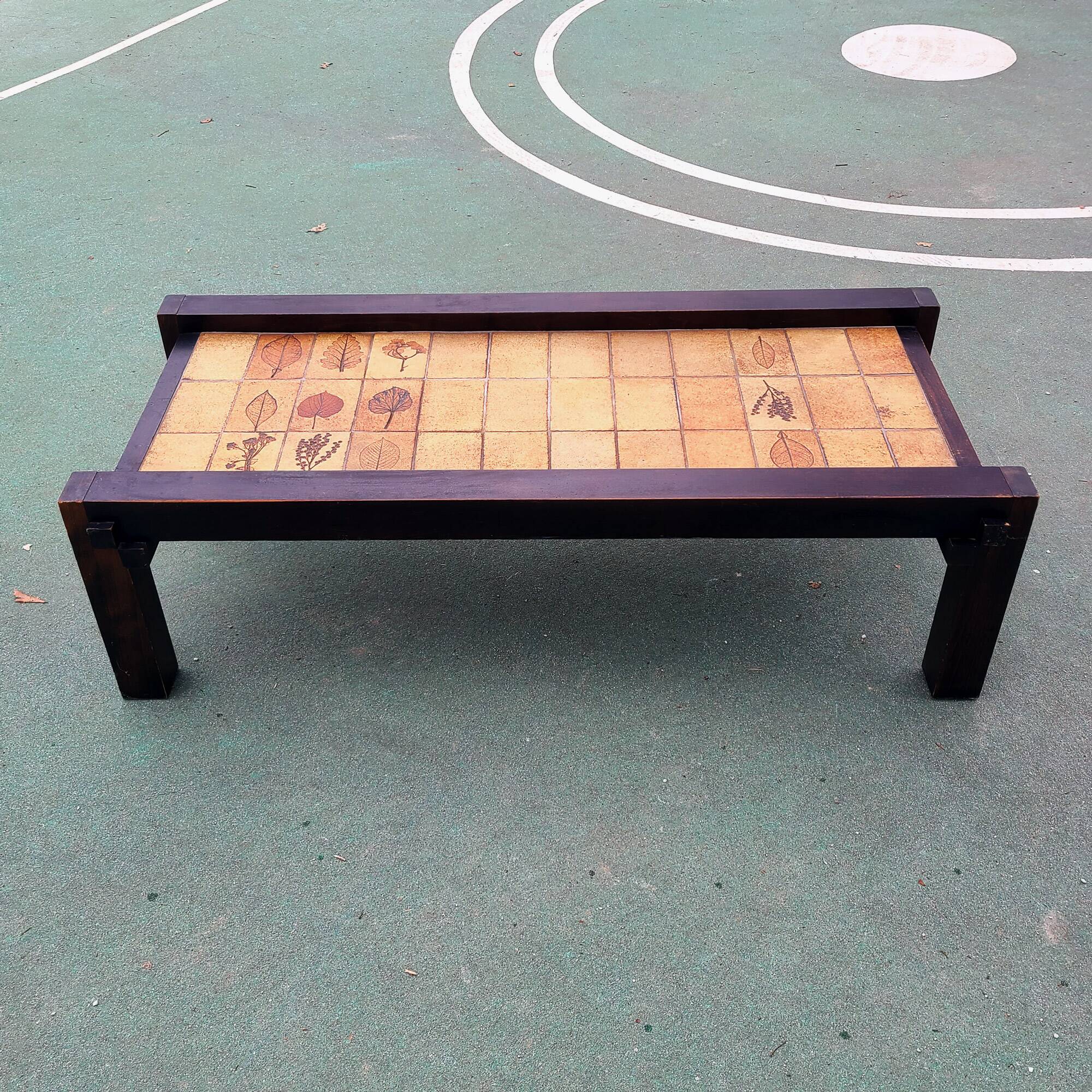 Coffee table with ceramic foliage decor