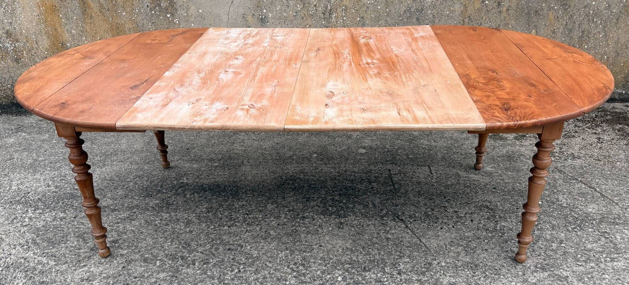 Round solid oak table with extensions, cabinetmaker's sliding mechanism,