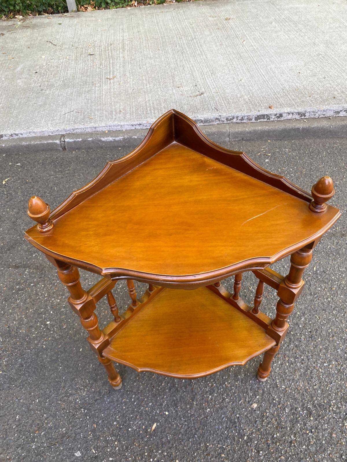 Corner shelf with 2 levels in wood