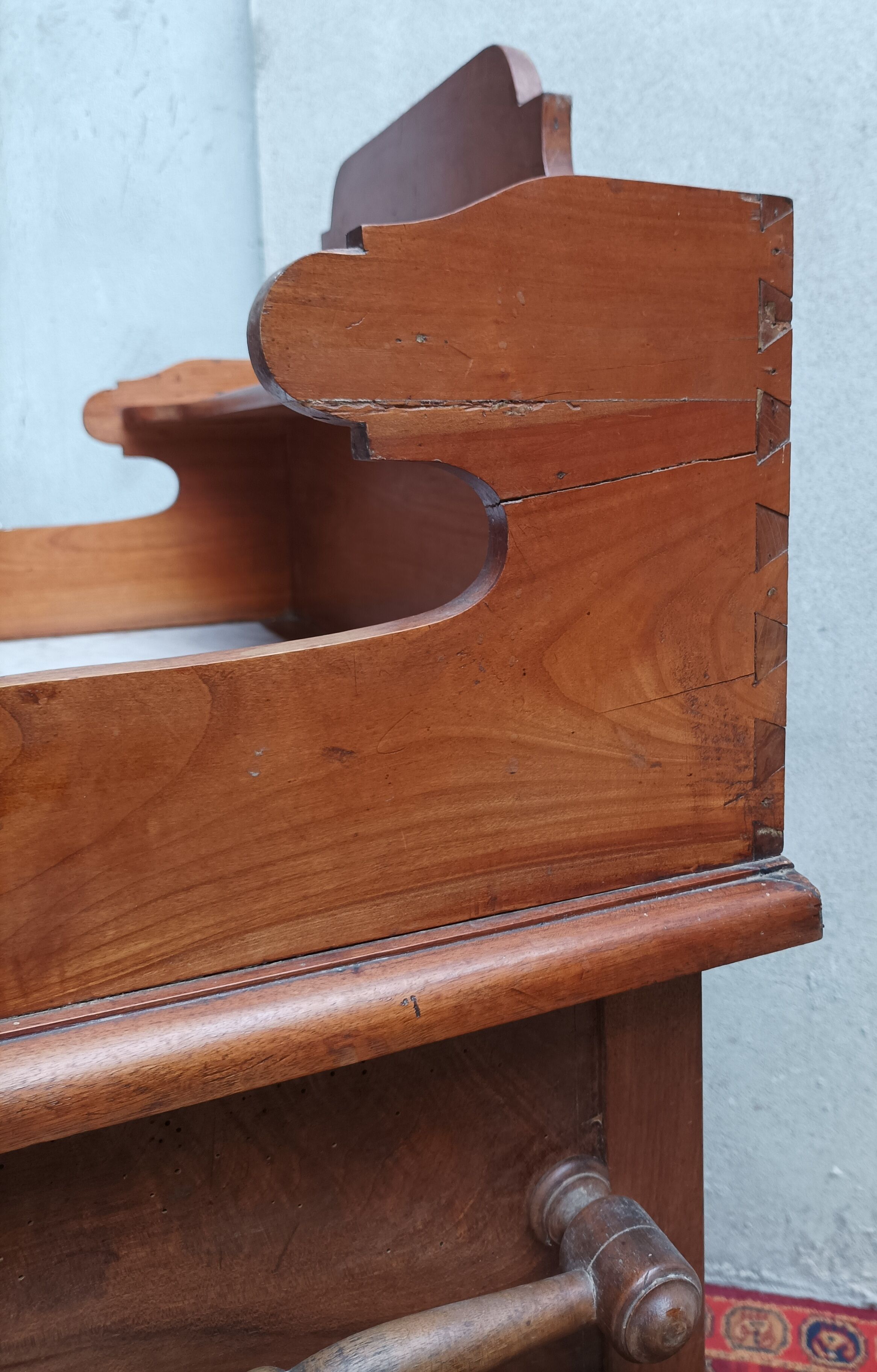 Meuble de toilette en noyer et merisier