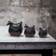 Trio de sculptures poules en ébène