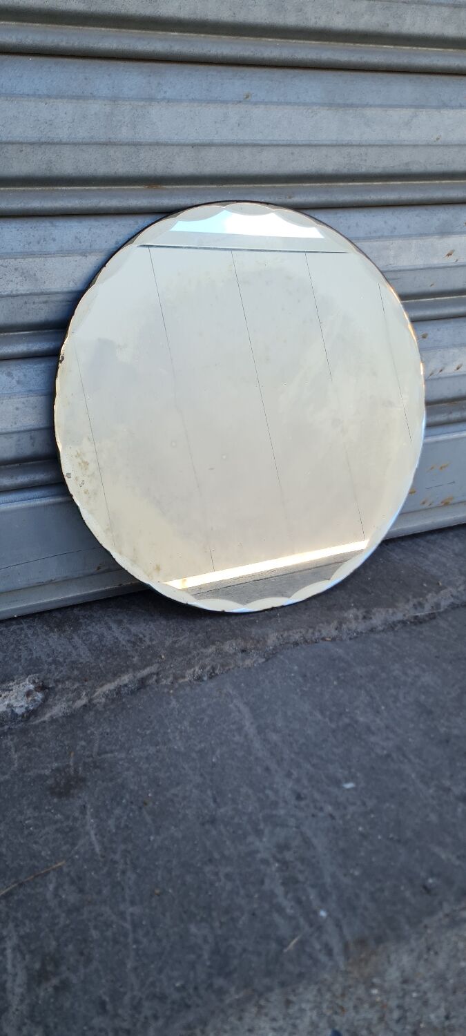 Beveled round mirror