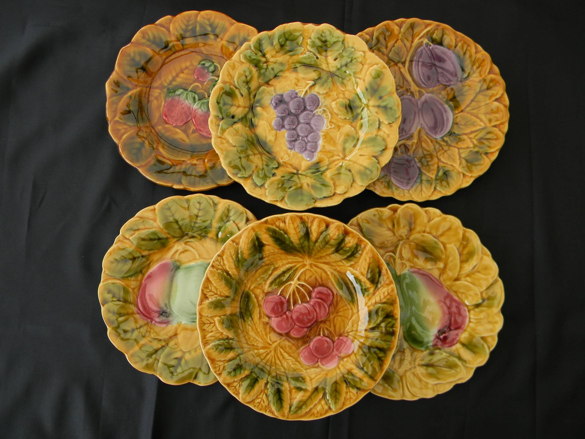 6 dessert plates in Sarreguemines barbotine. Fruit decoration.