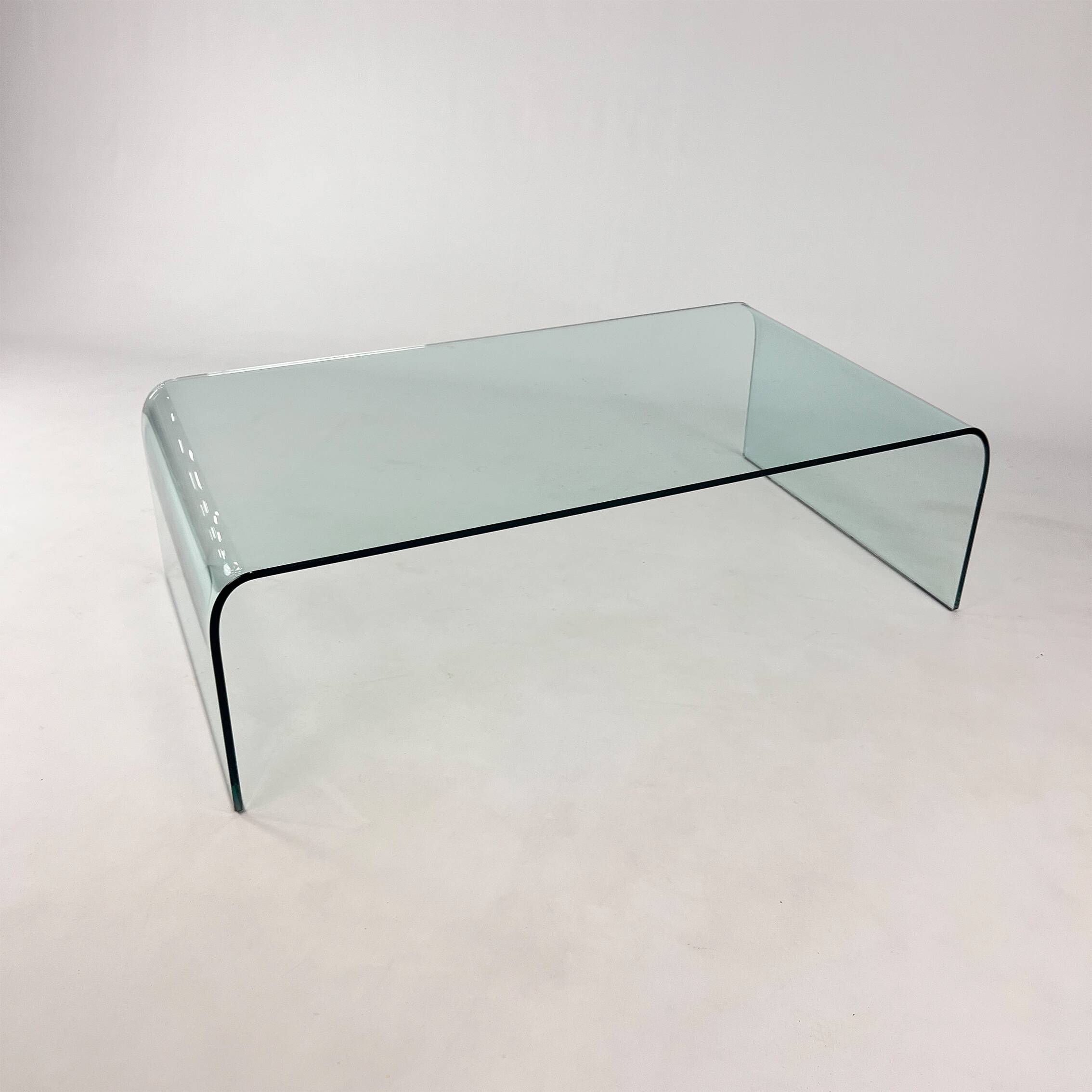 Table Basse Postmoderne en Verre Courbé, 1990s