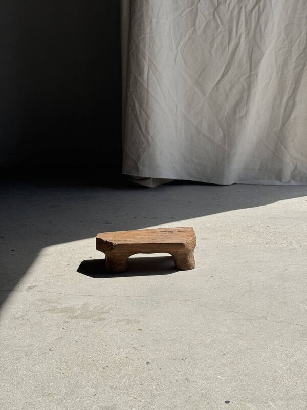 Petit tabouret, repose-pied en teck blond monoxyle coins coupés court