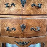 Commode galbée de style Louis XV en marqueterie XX siècle