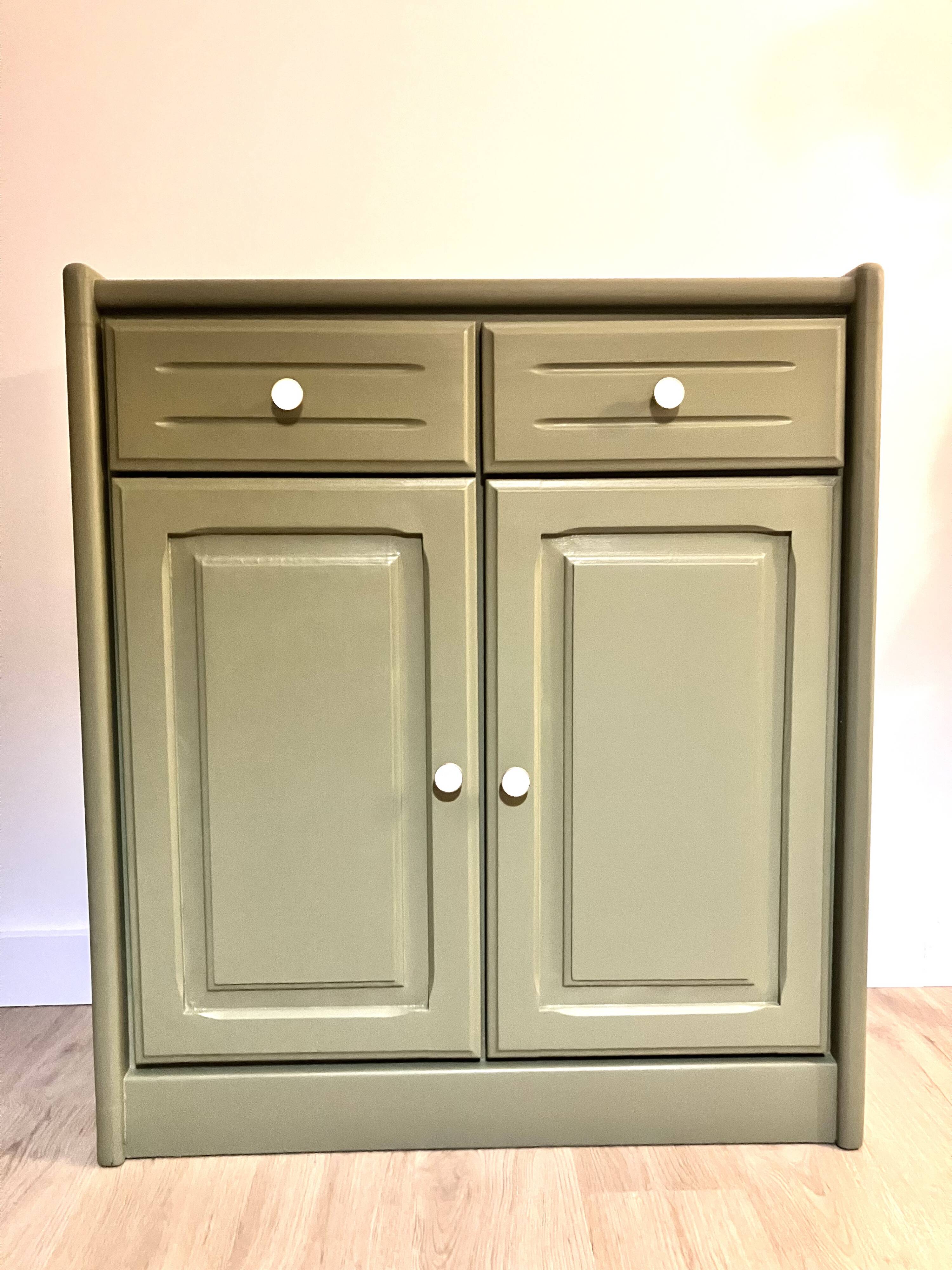 Wooden chest of drawers