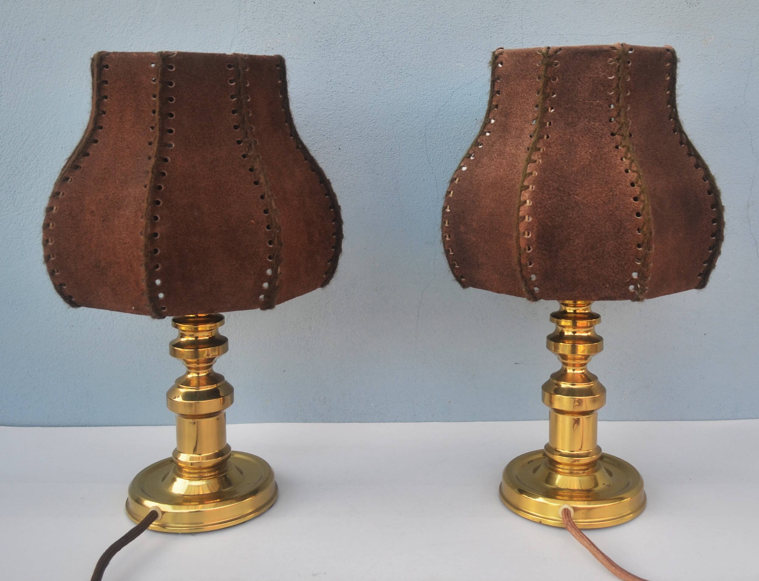 Lot of two retro-modernist lamps with natural leather lampshade
