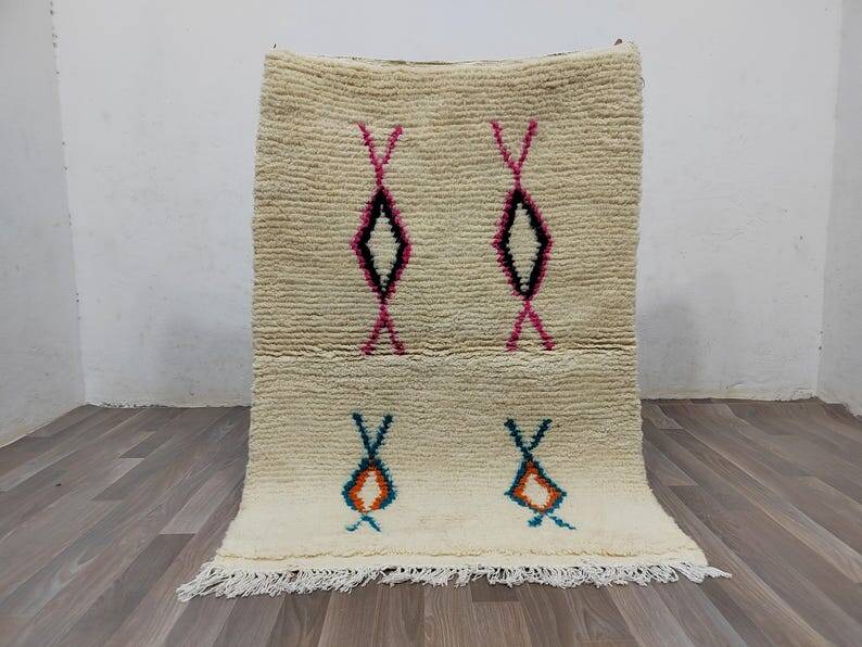 White Berber rug with decoration, 250cm x 150cm