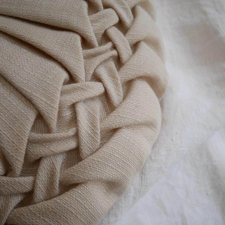 Set of 2 pleated round cushions