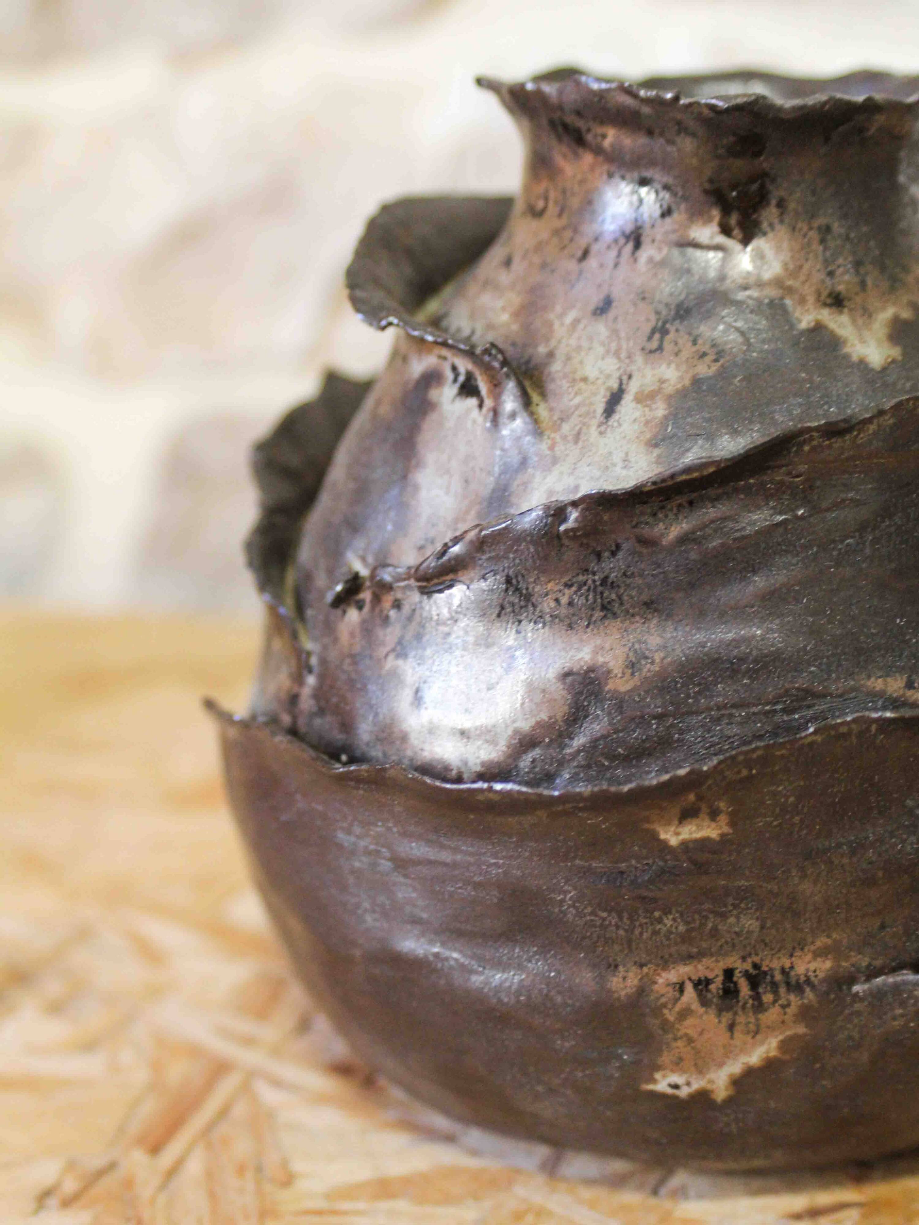 Vas en céramique émaillé à décor de pétales