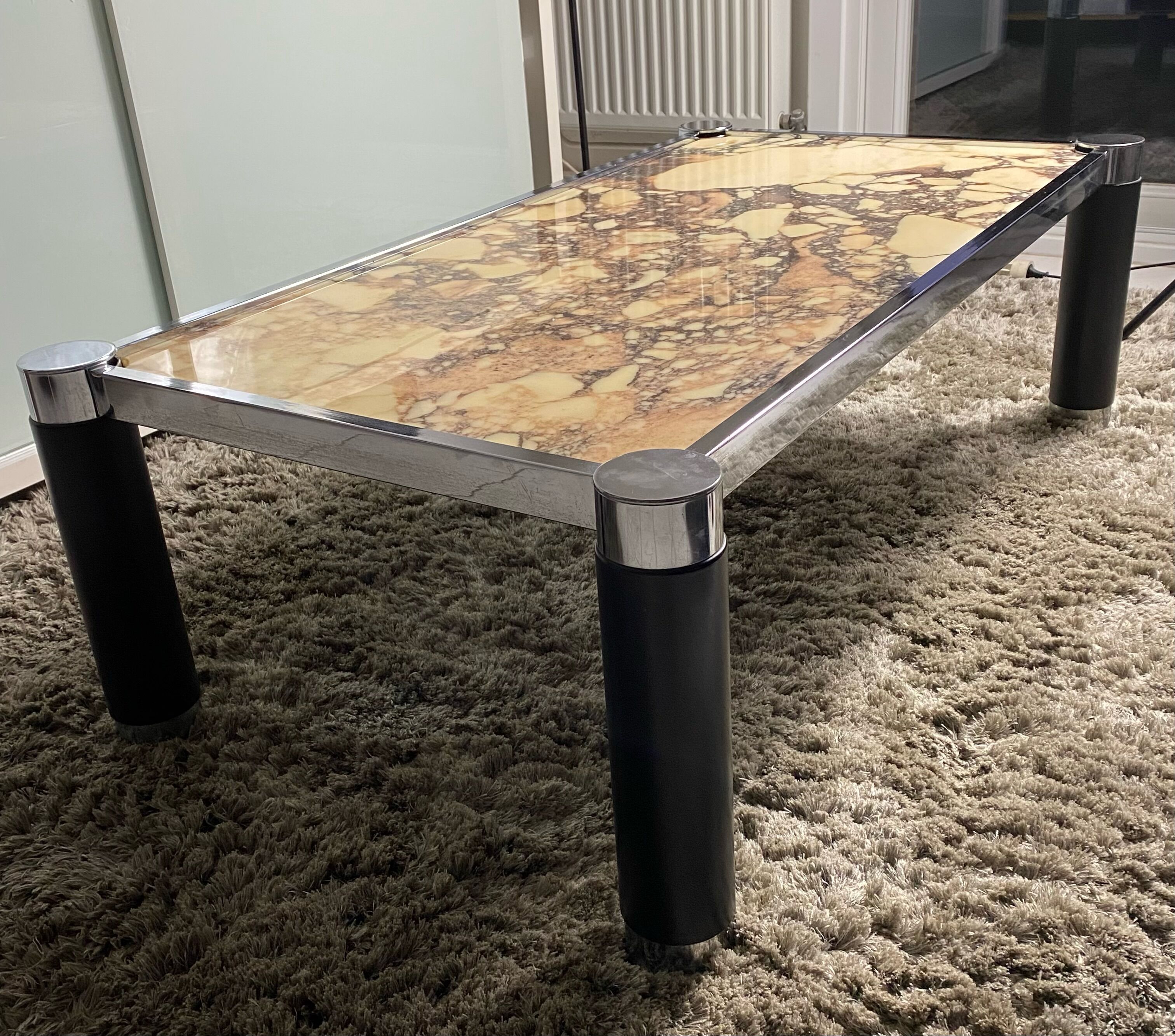 Table basse années 70 marbre et métal