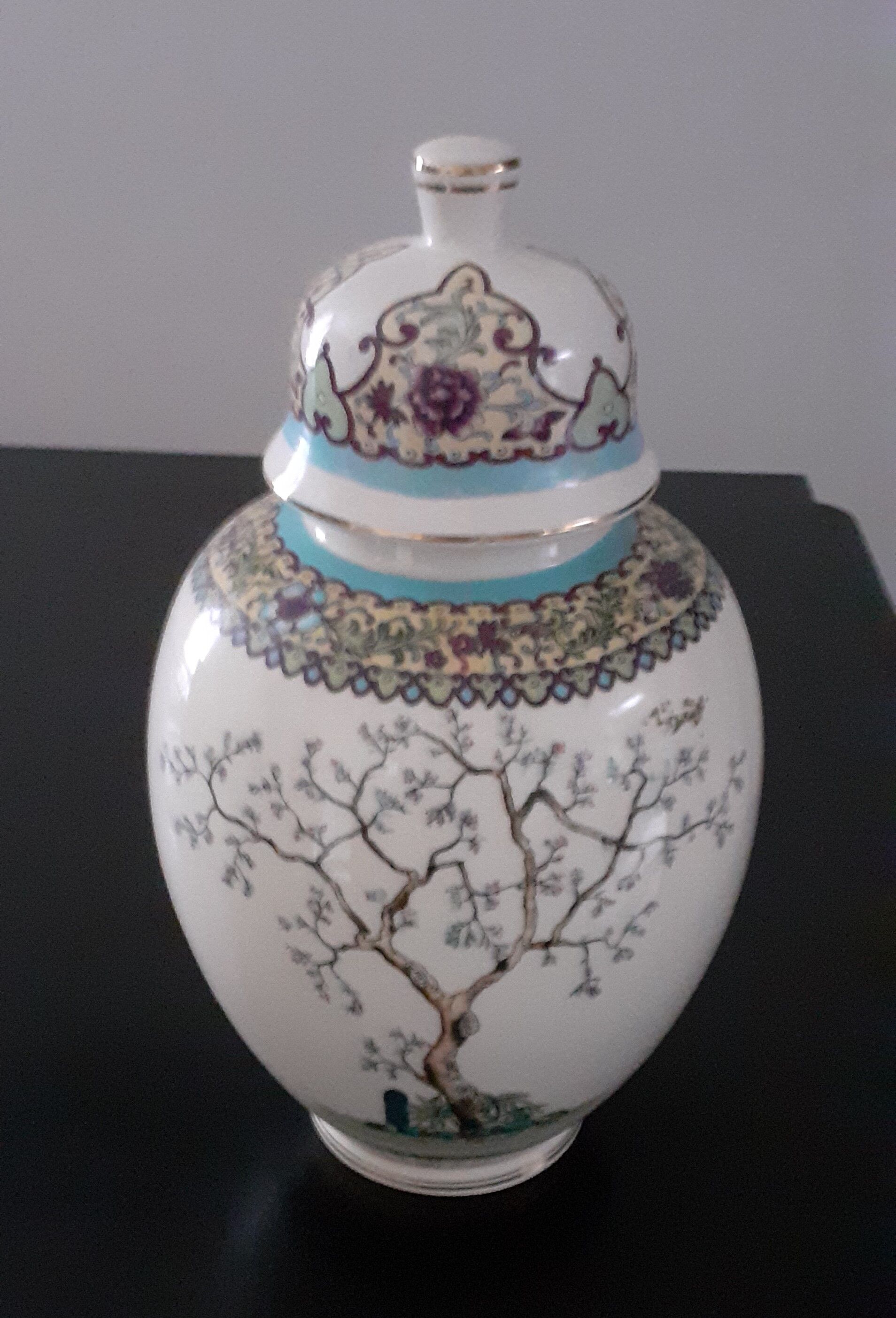 Chinese pot with lid