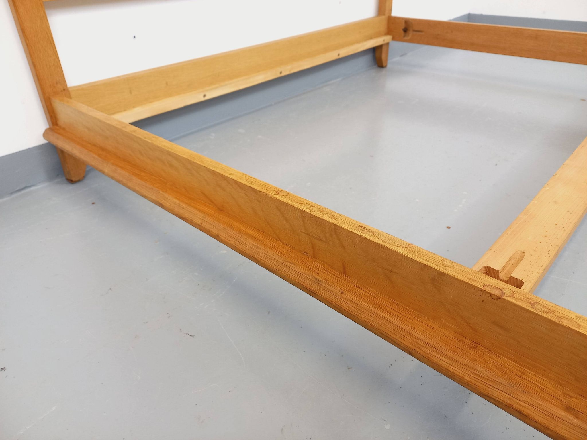 Double vintage French bed by Guillerme et Chambron in solid oak from the 1960s.