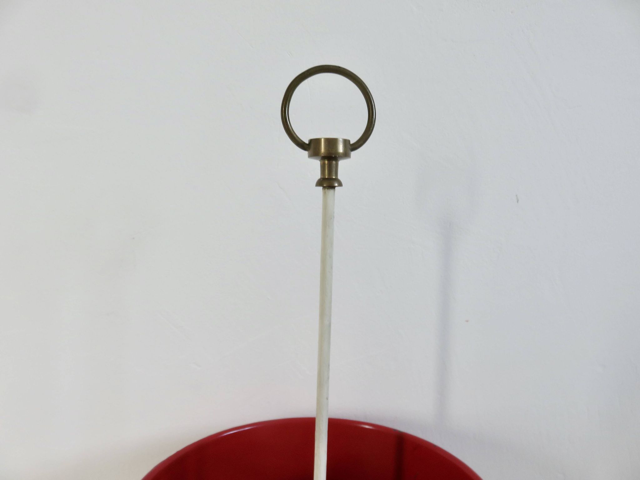Porte parapluies, pied tulipe, tôle émaillée et laiton, 1950