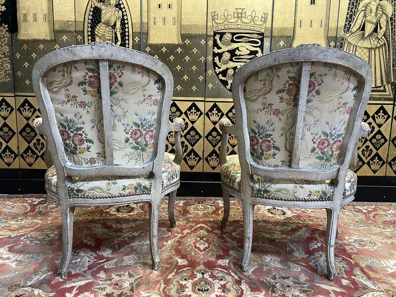 Paire de fauteuils cabriolets de style Louis XV