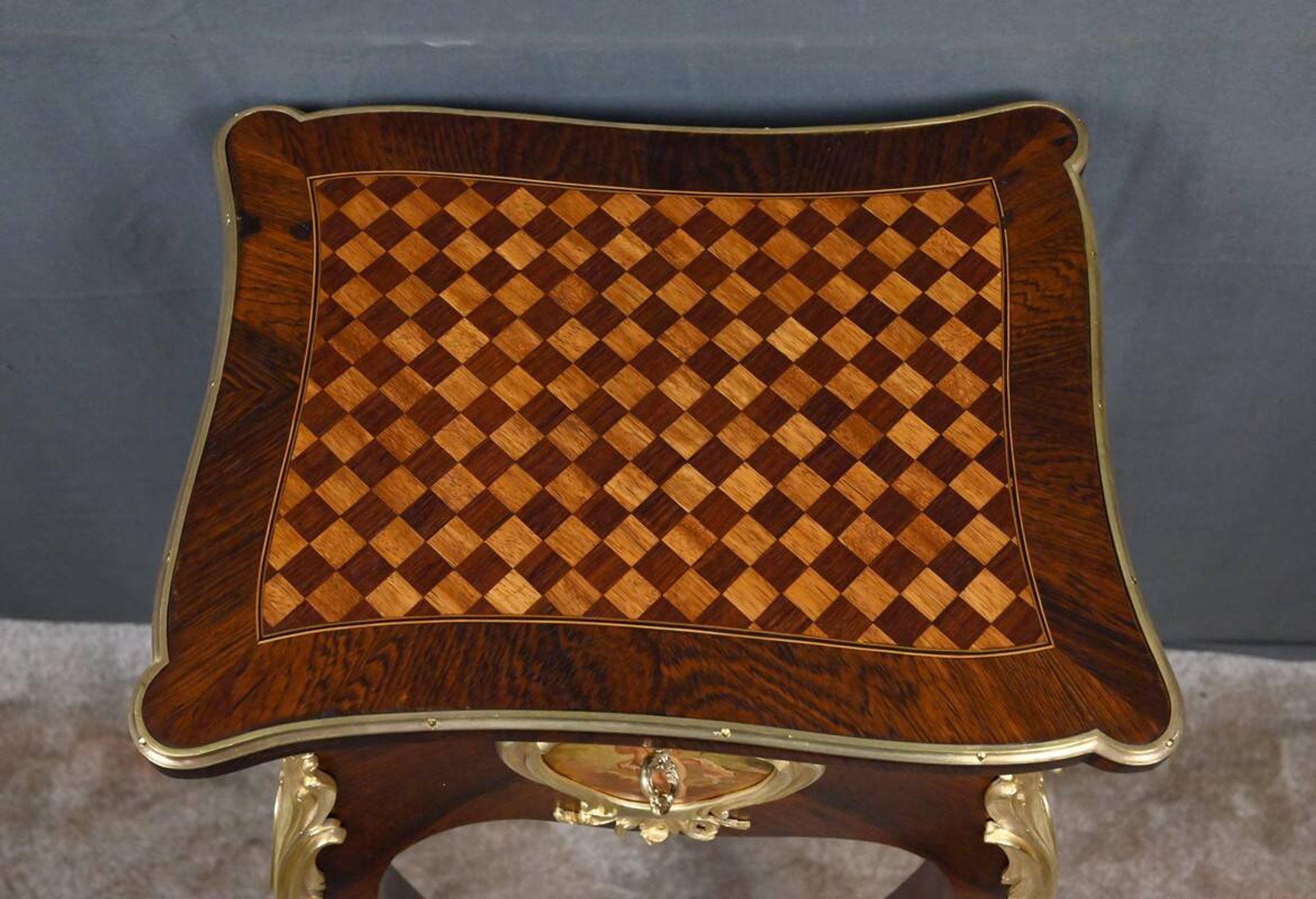 Table de salon, travailleuse en marqueterie, style Louis XV – fin XIXe