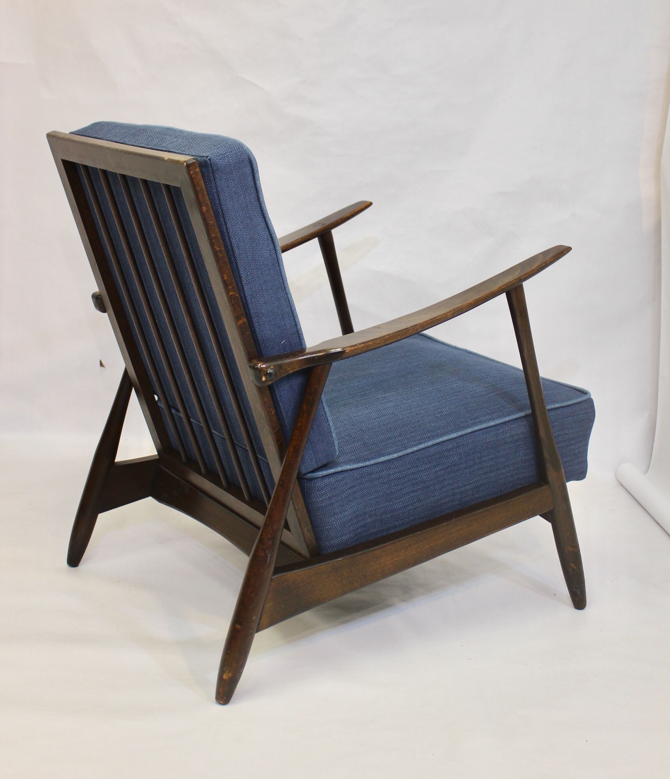 Fauteuil scandinave 1960 tissu bleu foncé effet chevron retapissé