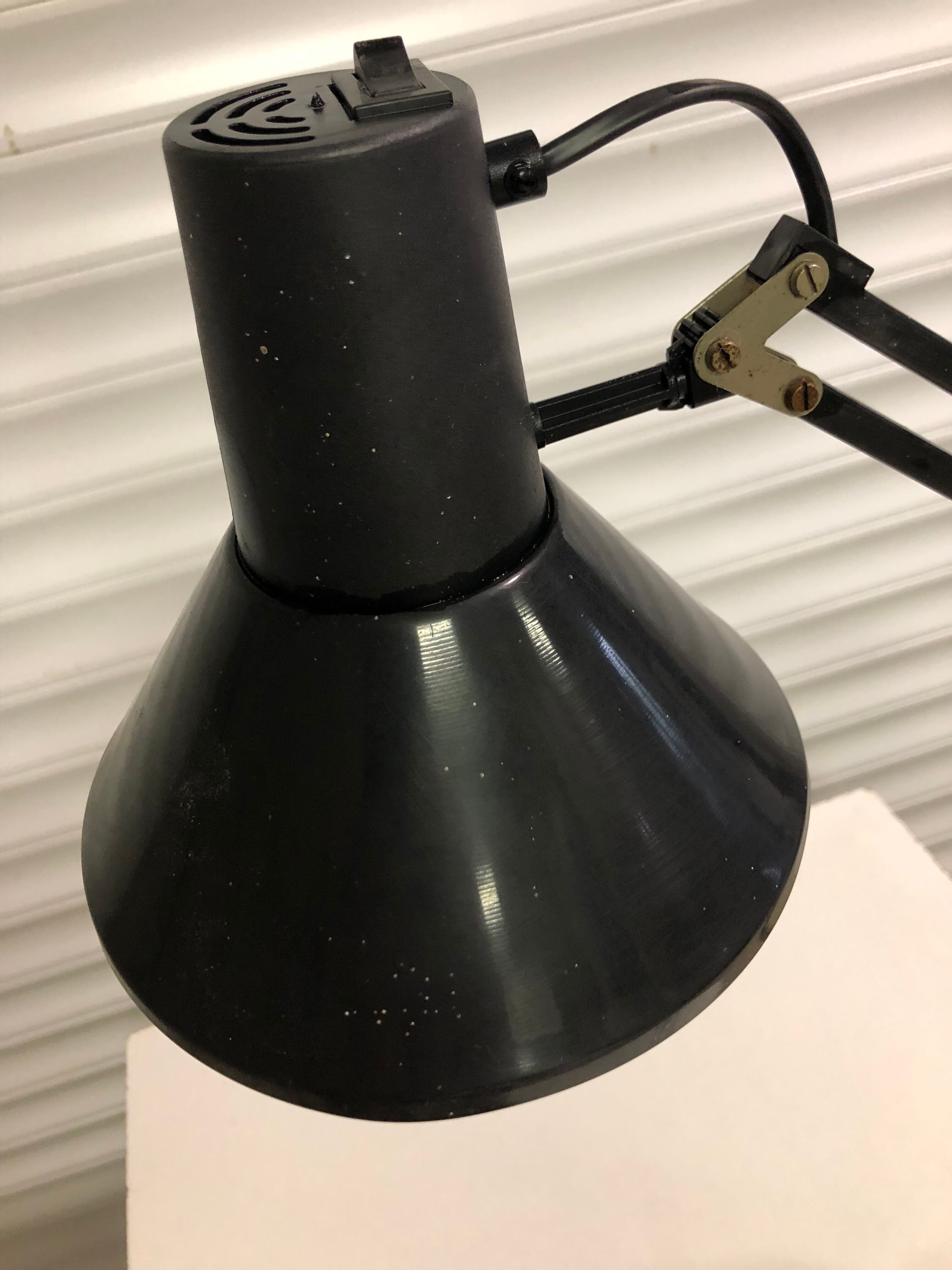 Articulated desk lamp vice clamp