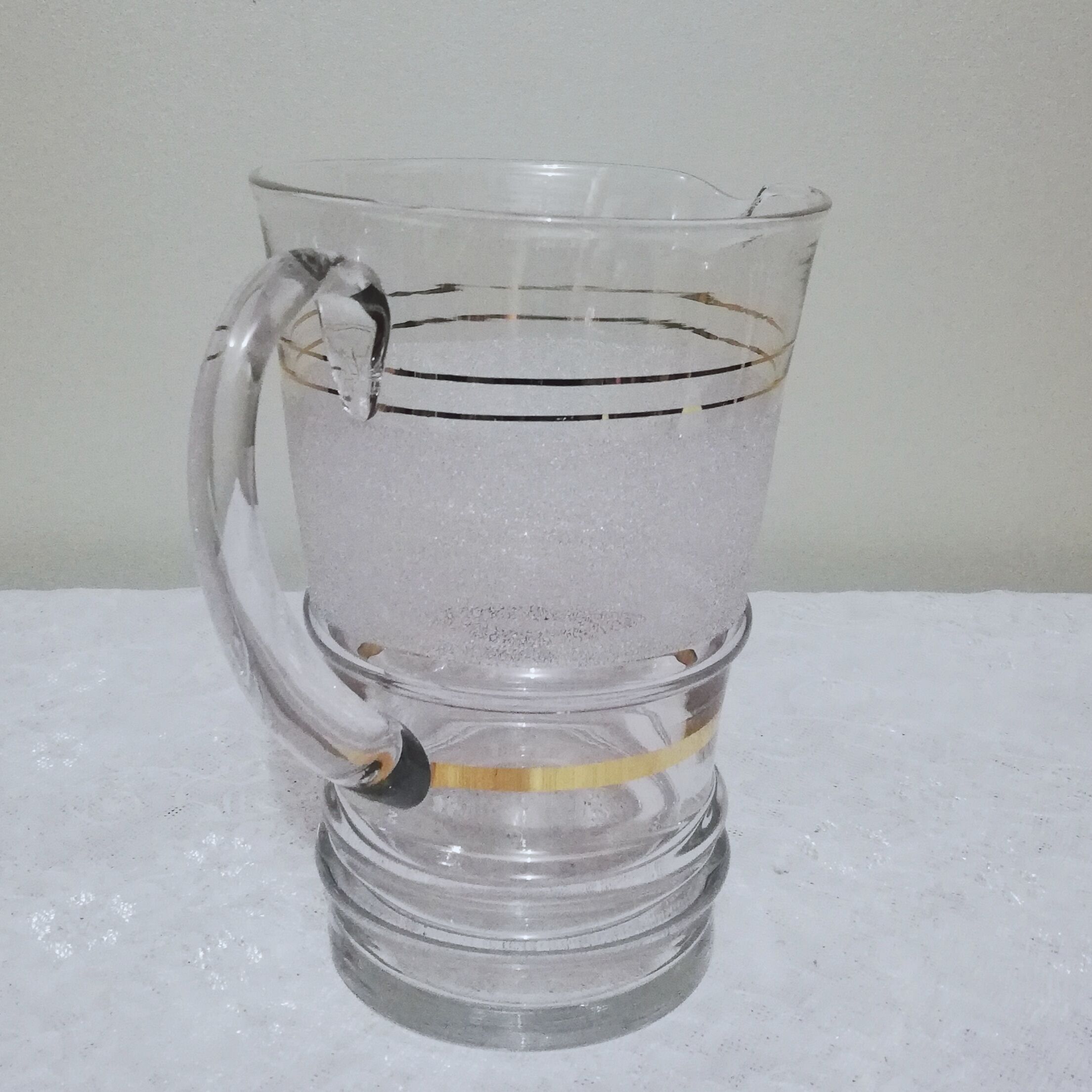 Pitcher in frosted glass and gilding 1 liter