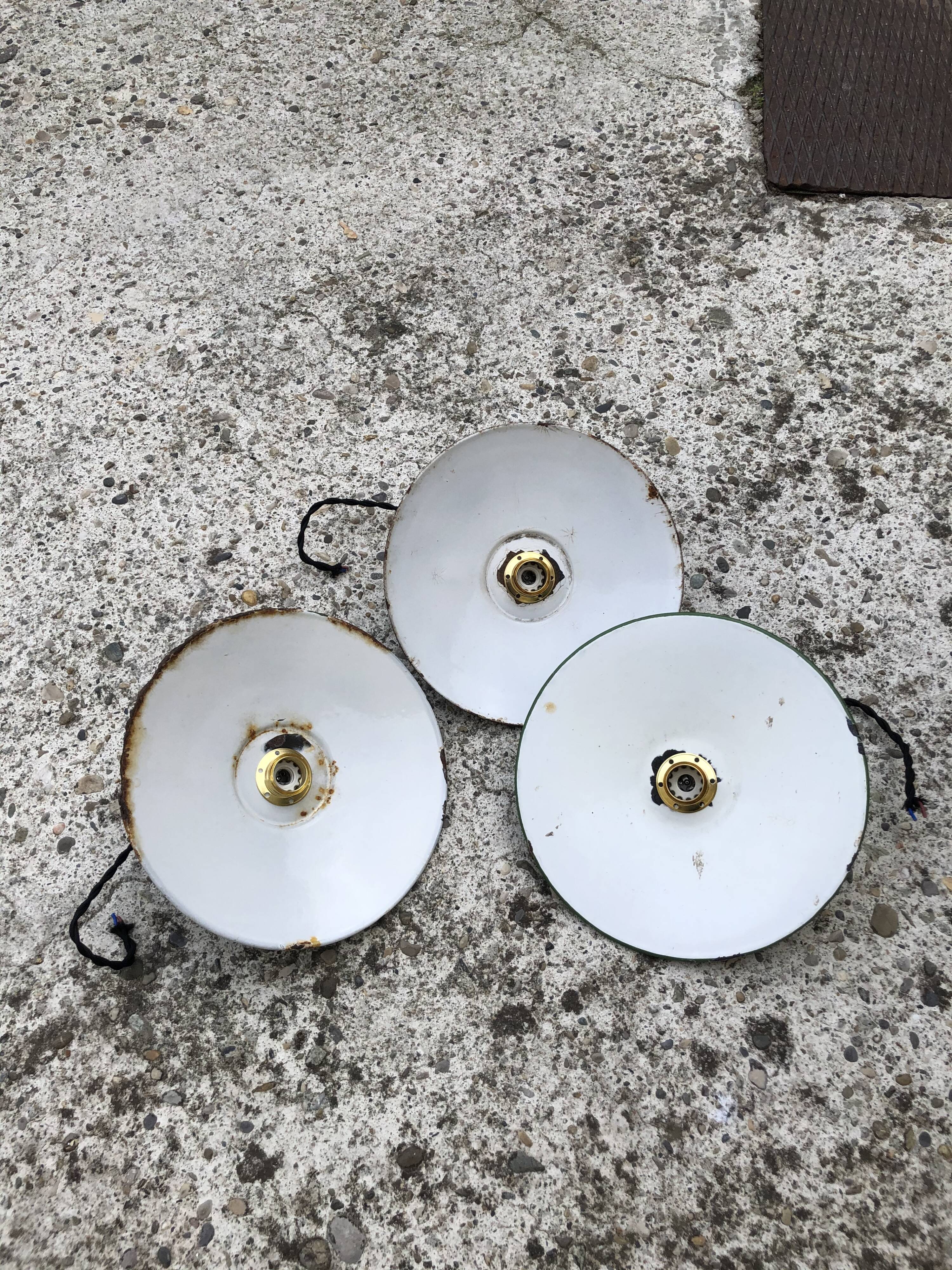Trio in white green enamelled sheet hanging lamps