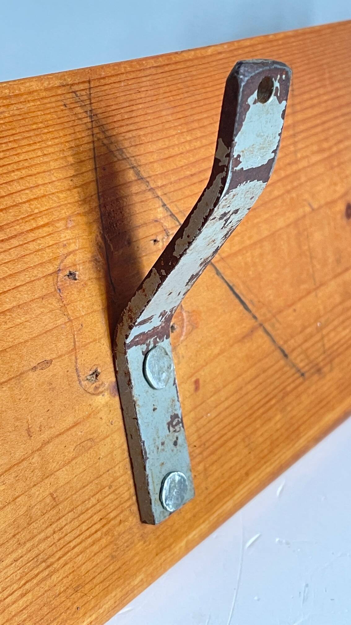Portemanteau ecole en bois et acier vintage