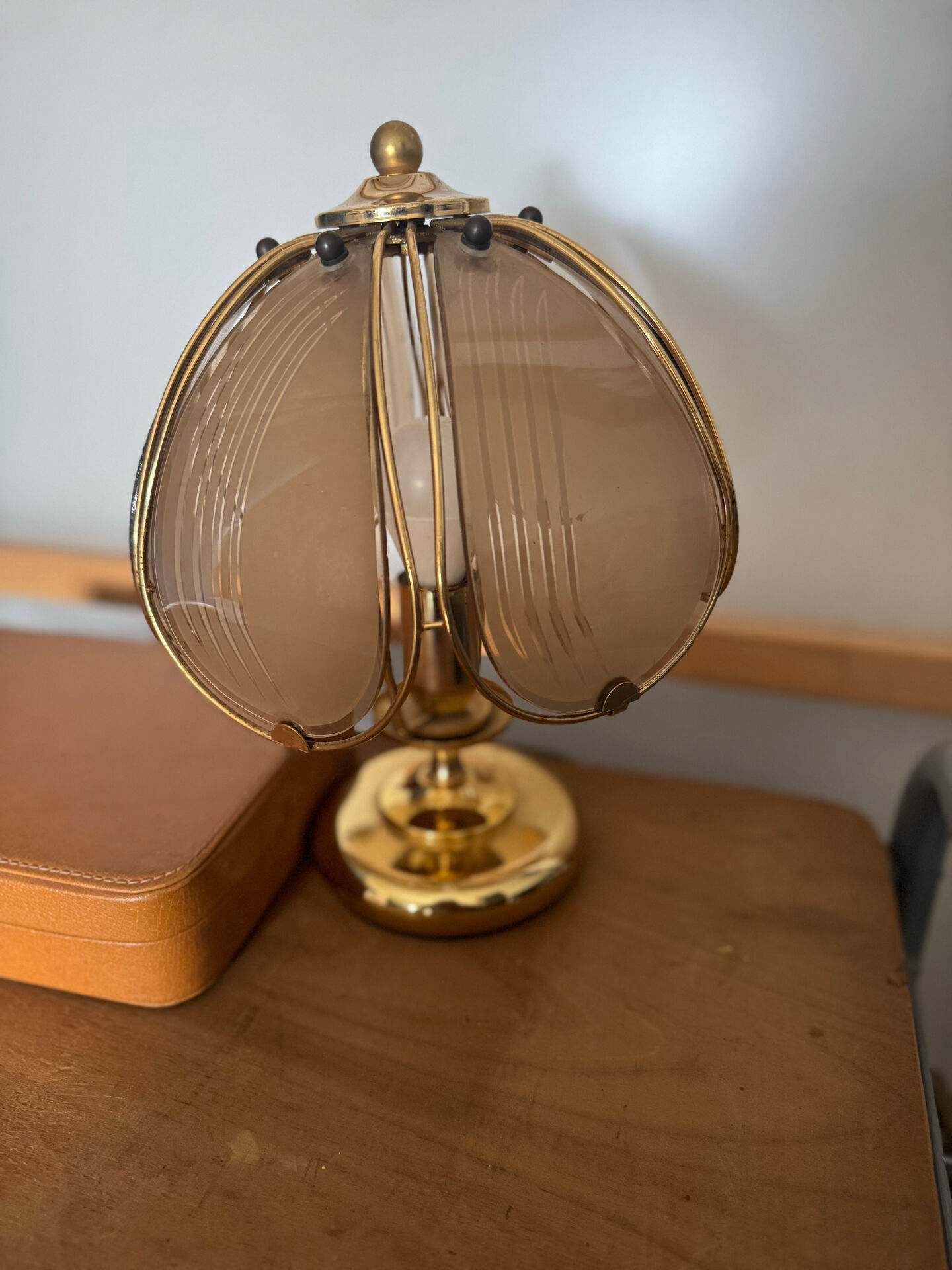 Vintage Hollywood Regency brass and smoked glass lotus table lamp – 19