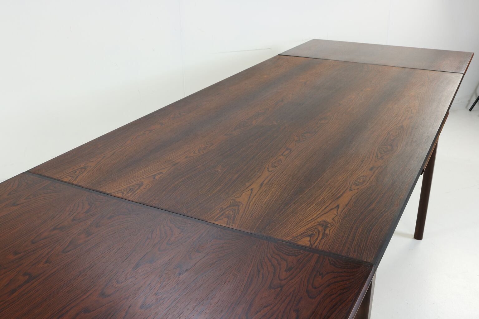 Top quality Danish design dinner table in rosewood by Kjaernulf