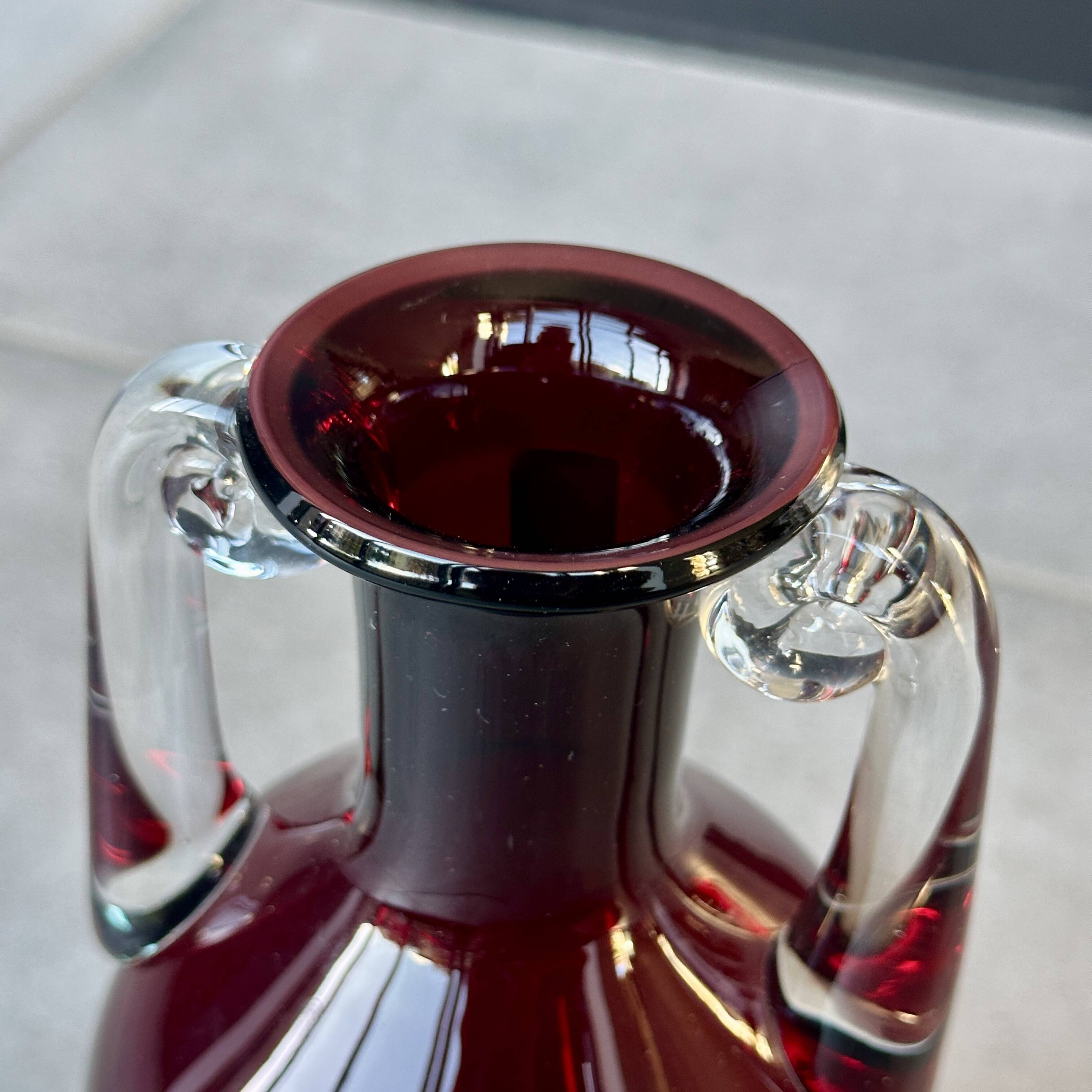 Vase HSK Tarnowiec – Ruby glass amphora with transparent handles – Vintage Art Konstglas