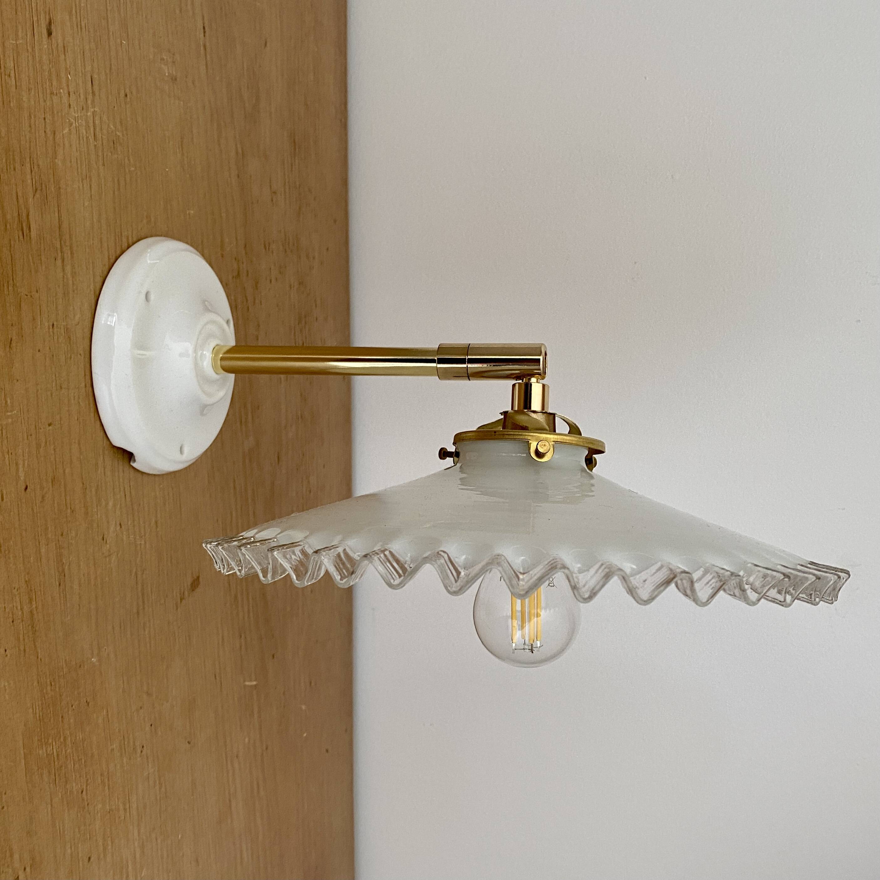 Applique abat-jour vintage en opaline blanche