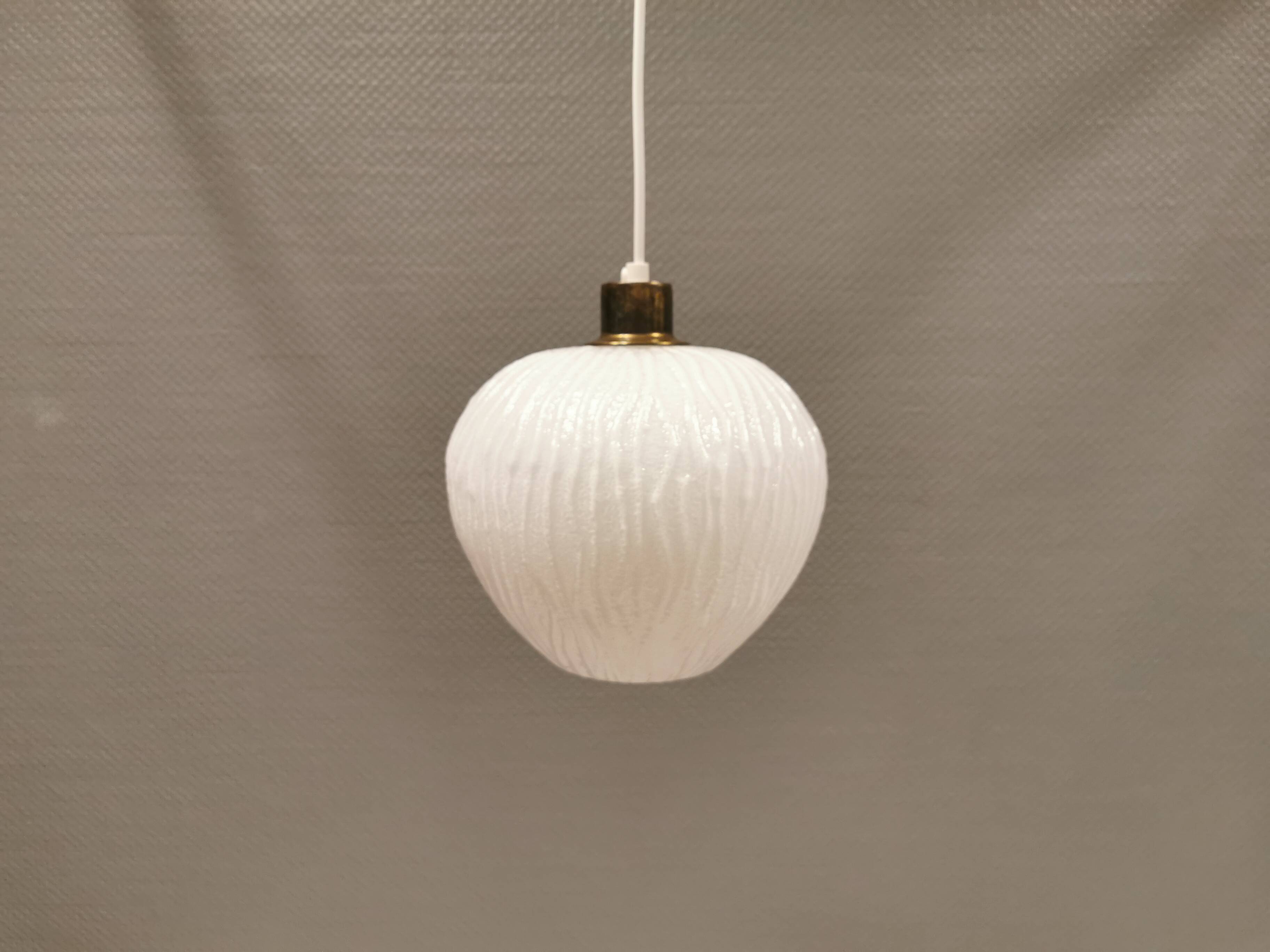 Suspension danoise en verre blanc laiteux ,années 1960.