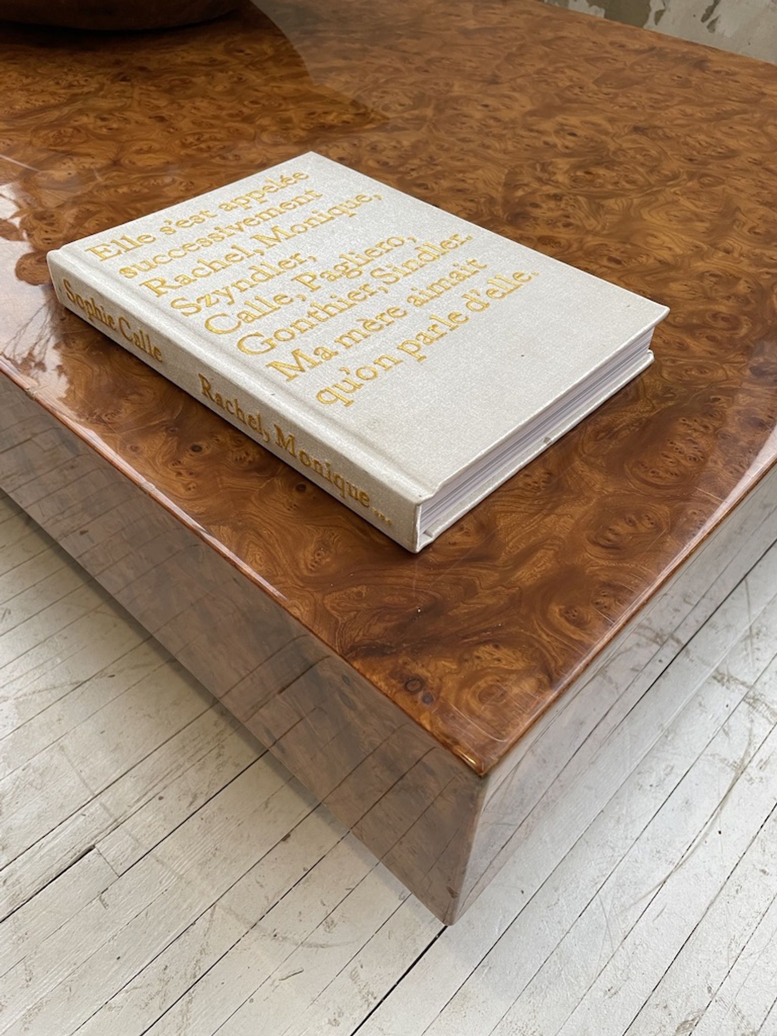 Table basse italienne laque loupe d’orme