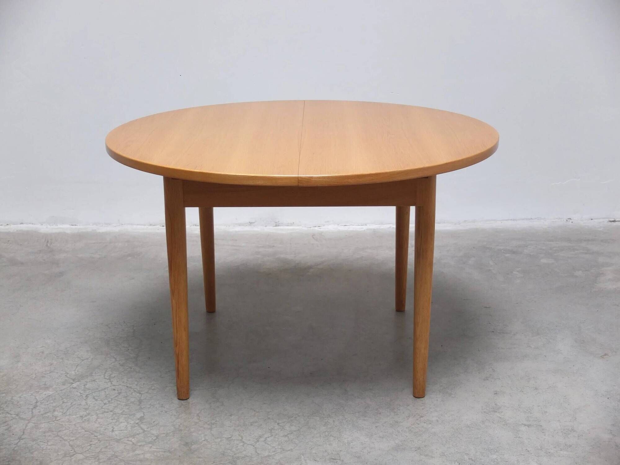 Round extendable dining table in oak by Van Den Berghe-Pauvers, 1970s