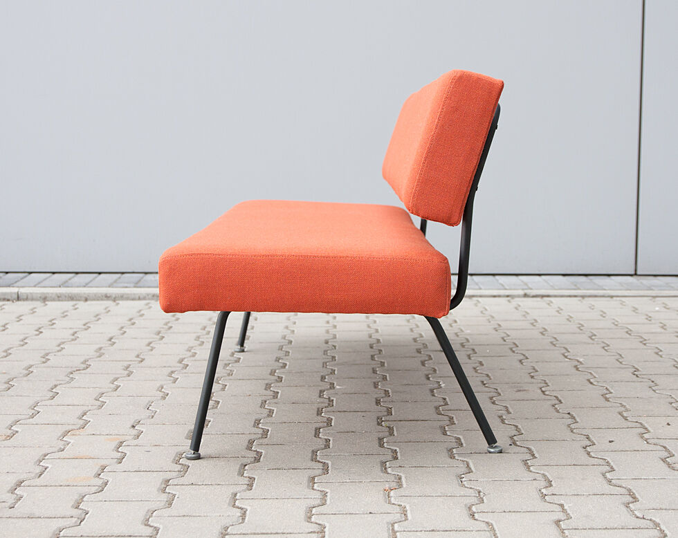 Sofa model 32 designed by Florence Knoll for Knoll International