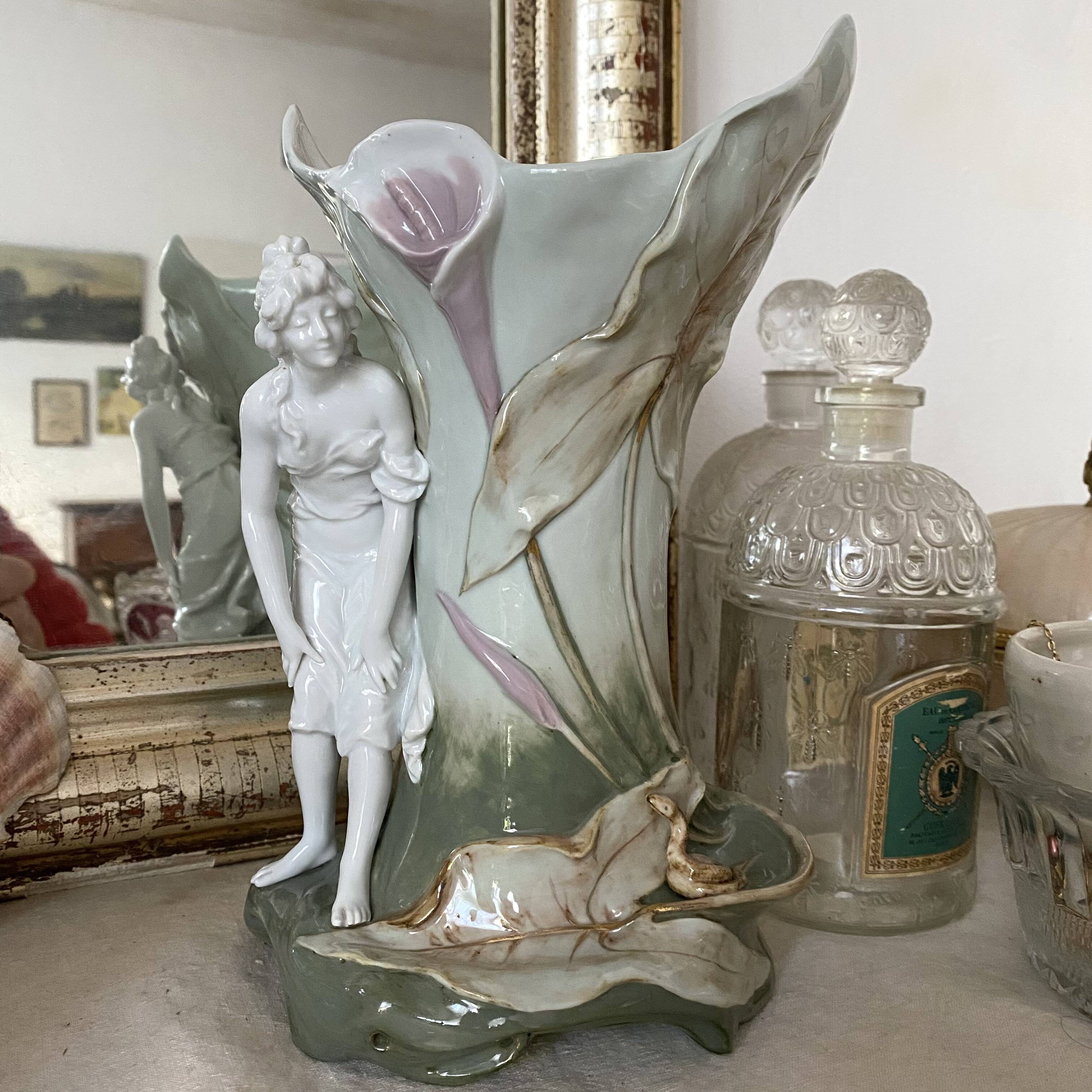 Vase art nouveau en barbotine