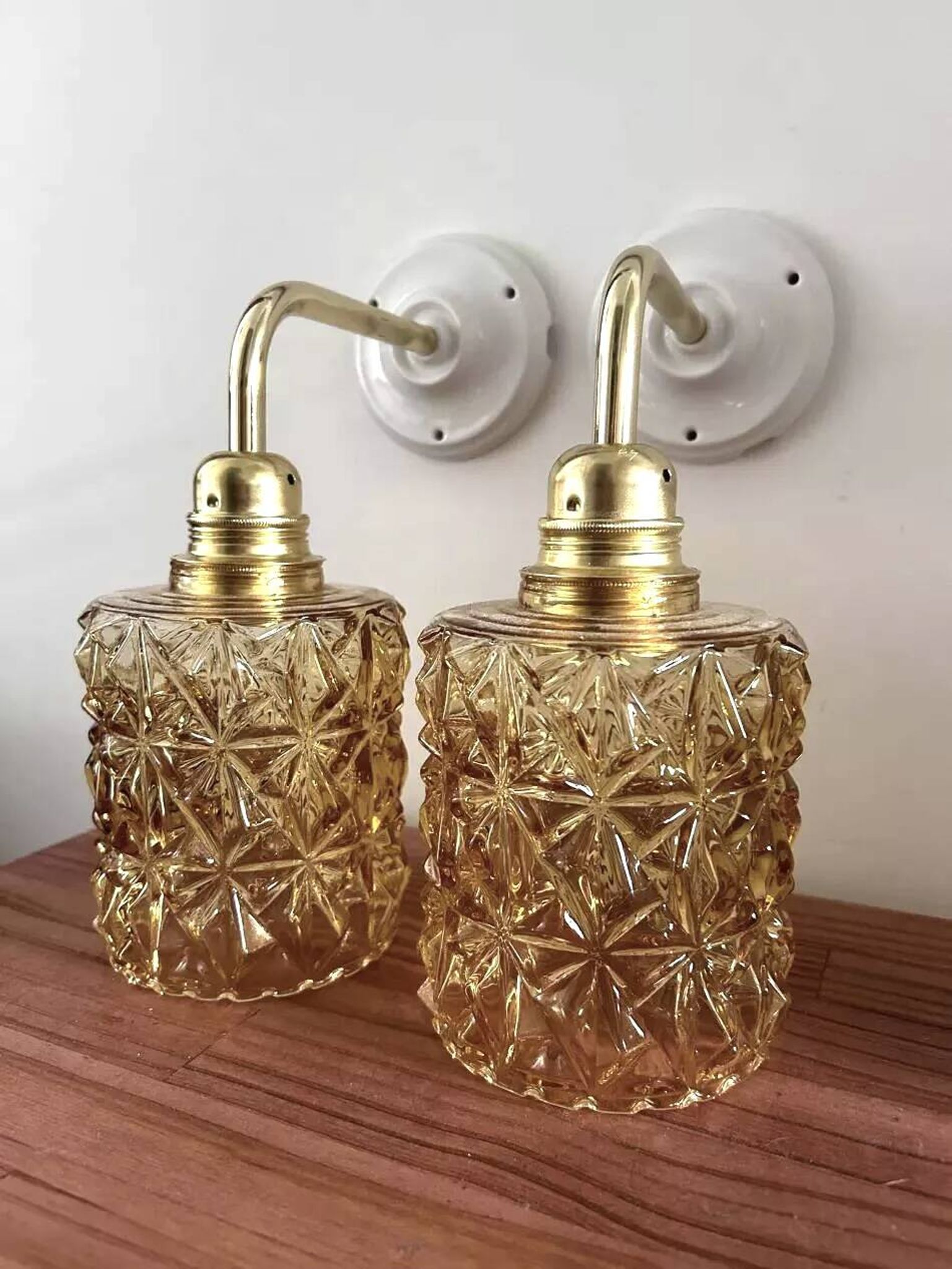 Paire d’appliques murales en verre doré