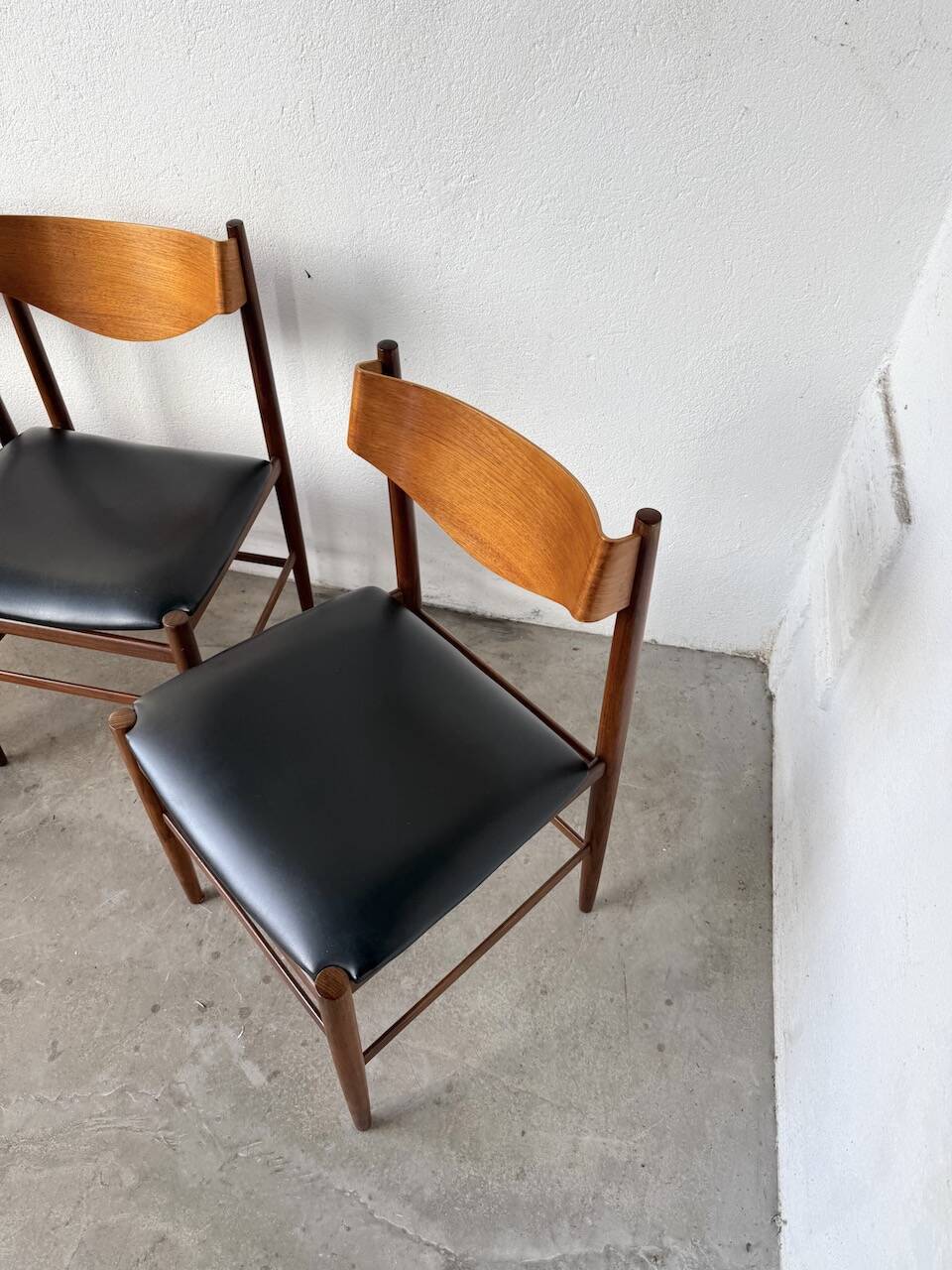 Set of 4 Italian chairs by Gianfranco Frattini.